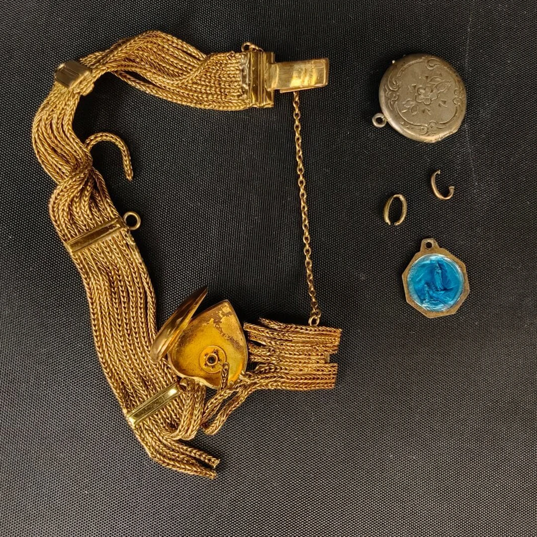 Broken 750‰ yellow gold bracelet, with its heart charm. NET weight