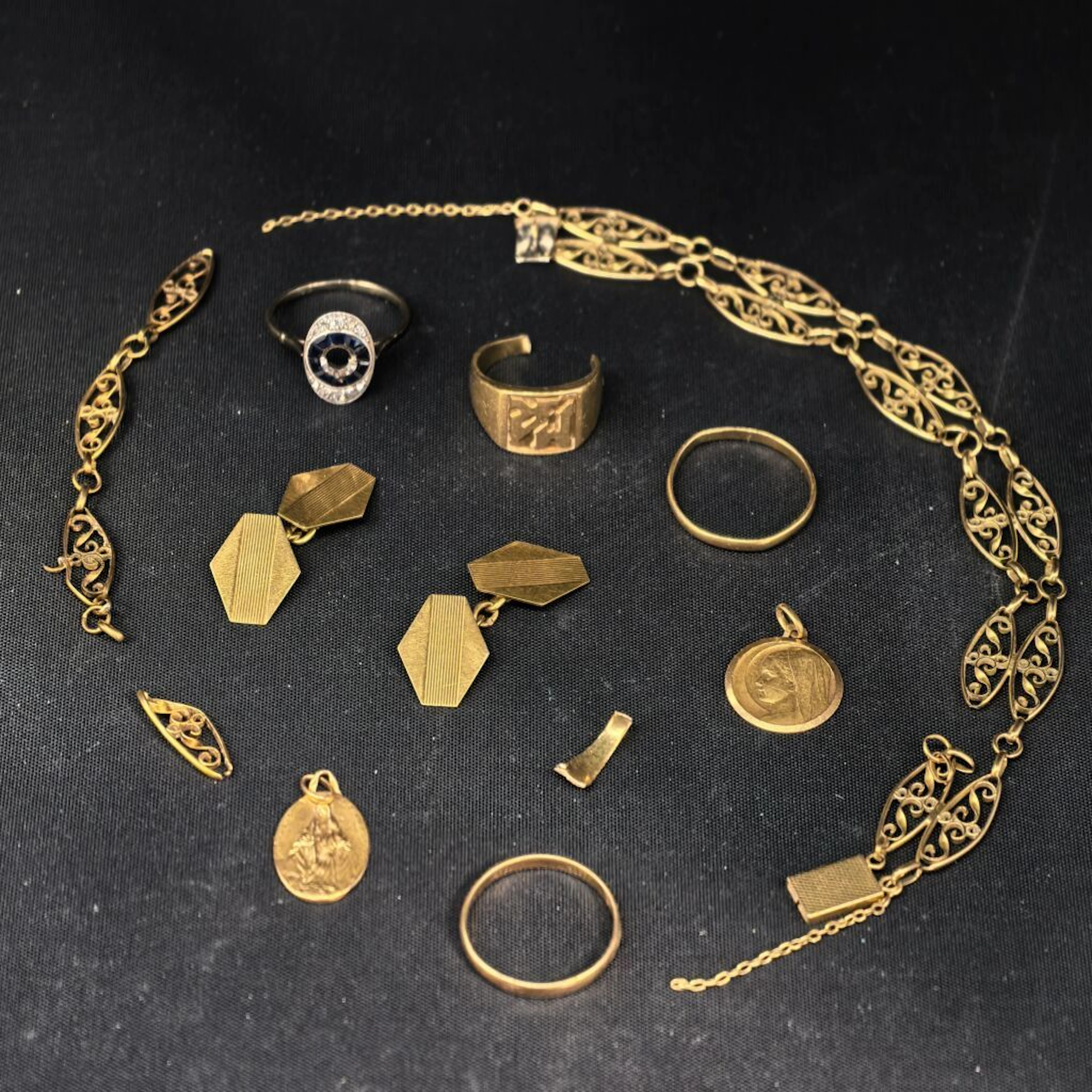 Set of 750‰ gold jewelry recovered from a traffic accident, with a