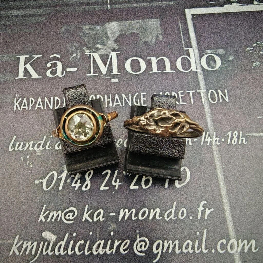 Women's 750‰ gold ring set with a closed-set diamond. Gross weight: