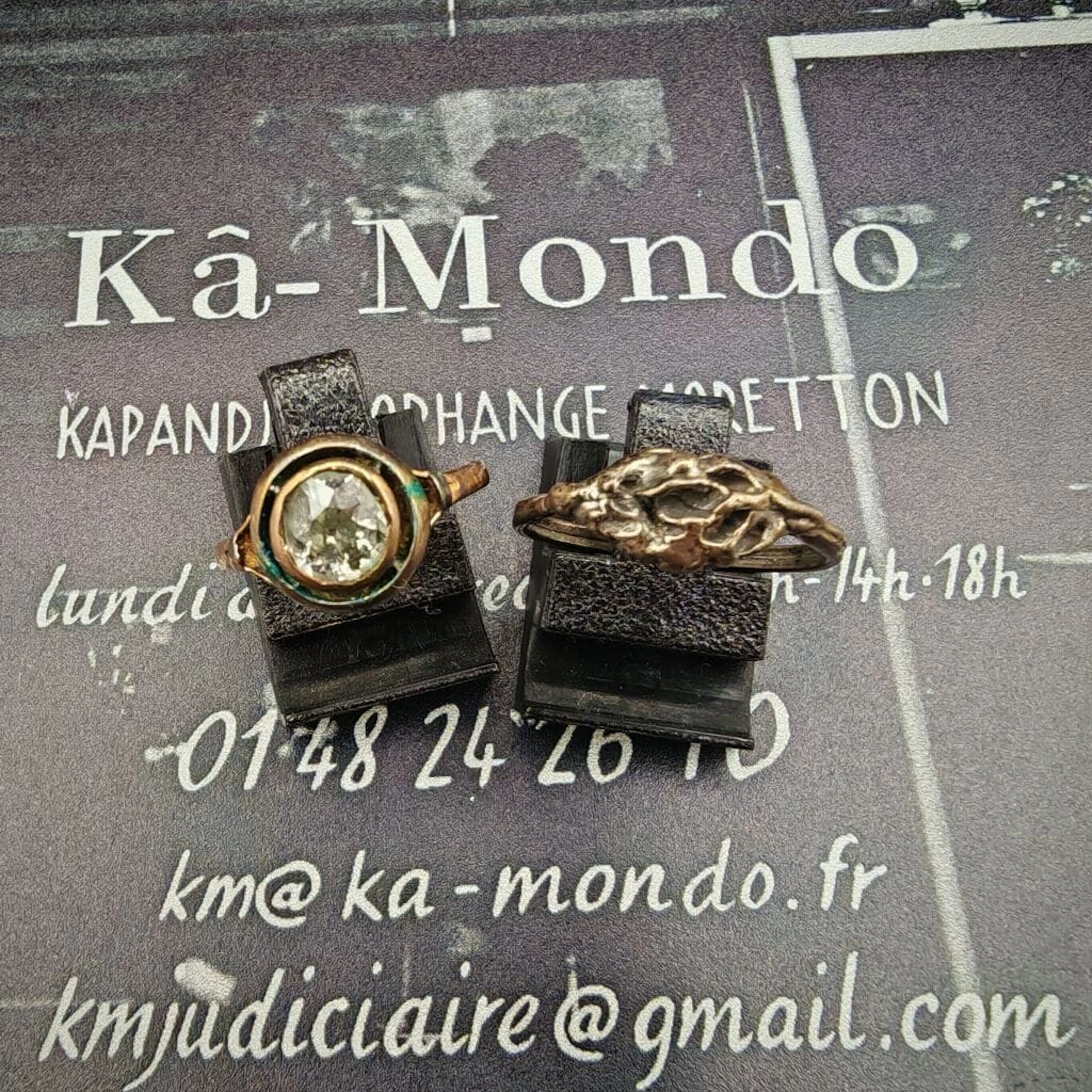 Women's 750‰ gold ring set with a closed-set diamond. Gross weight: