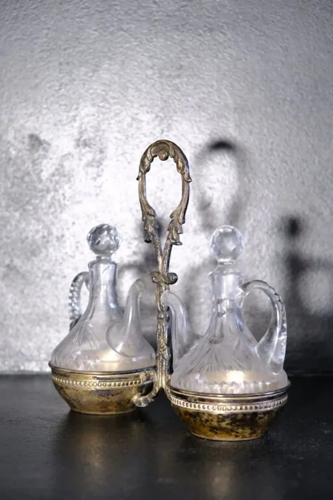 Silver plated oil and vinegar set, with two cruets and their cut-glass