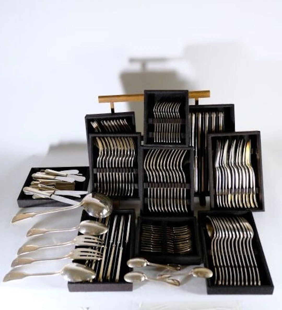 CHRYSALIA Tableware Set. Silver plated shell-shaped cutlery set, including: