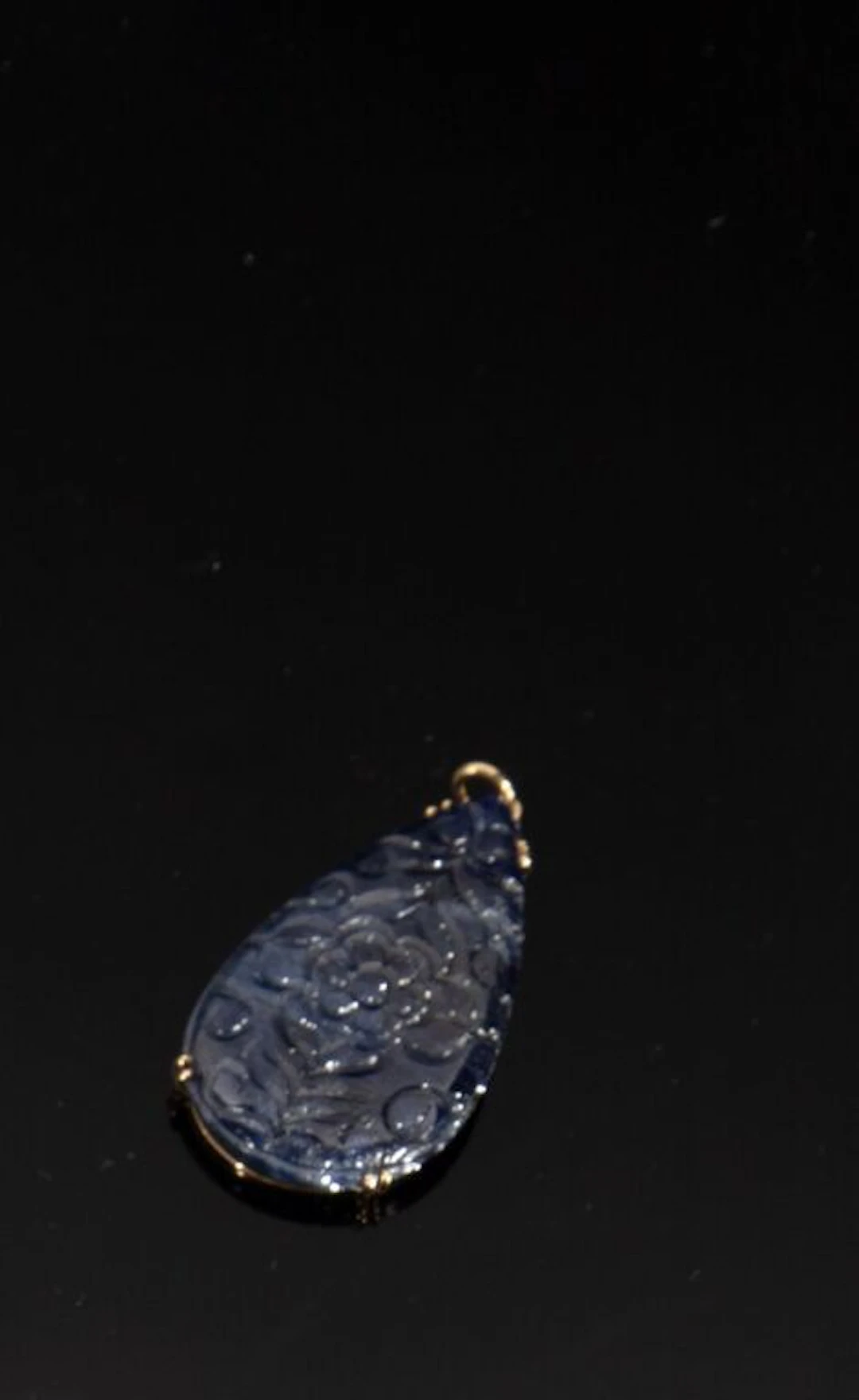 Pendant featuring an engraved sapphire plate set on a 750‰ yellow