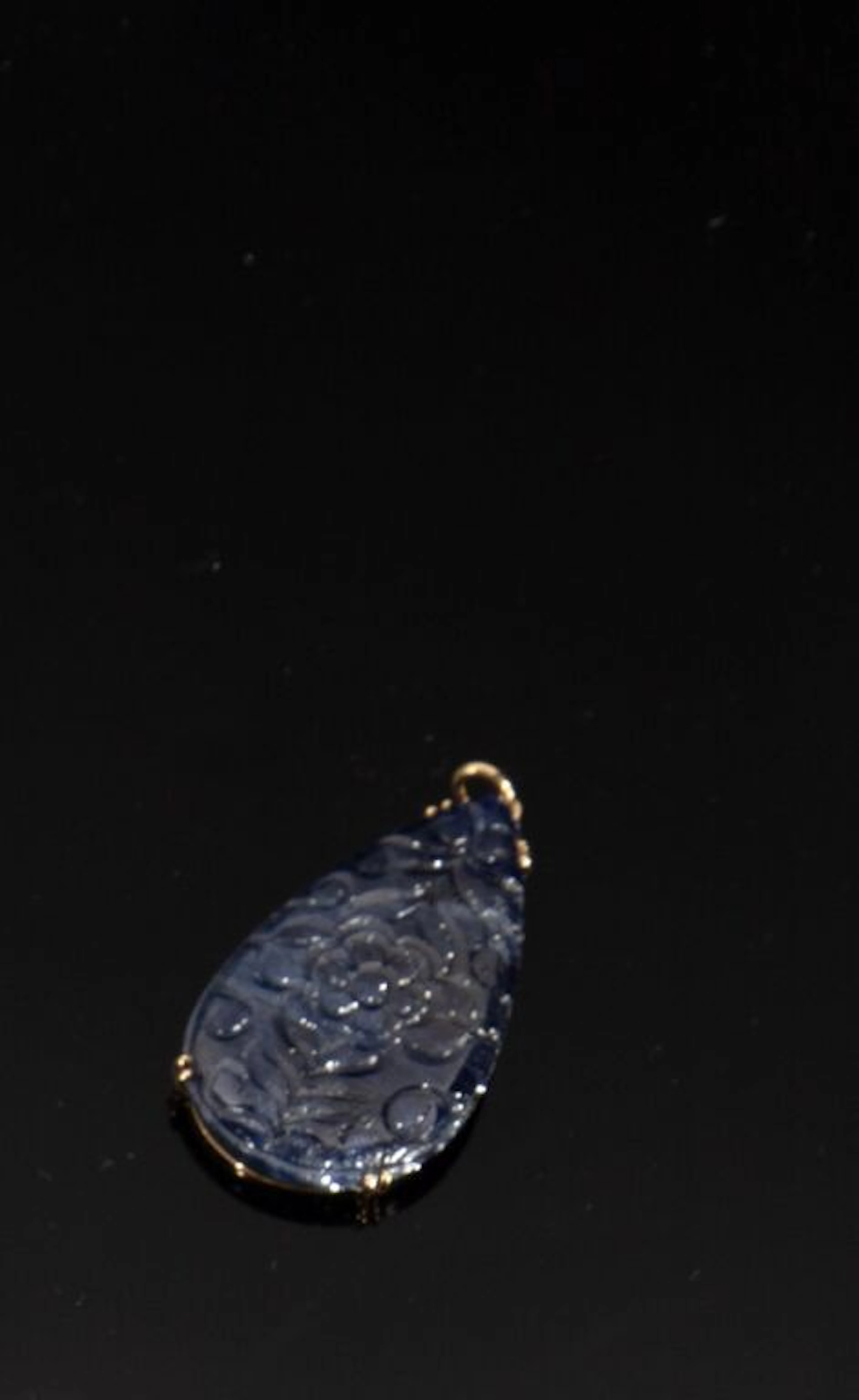 Pendant featuring an engraved sapphire plate set on a 750‰ yellow