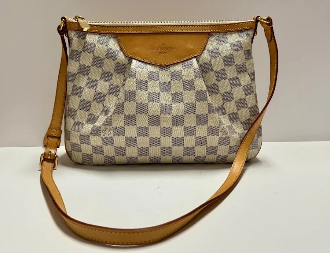 LOUIS VUITTON Paris "Siracusa" bag, in white and gray Damier canvas