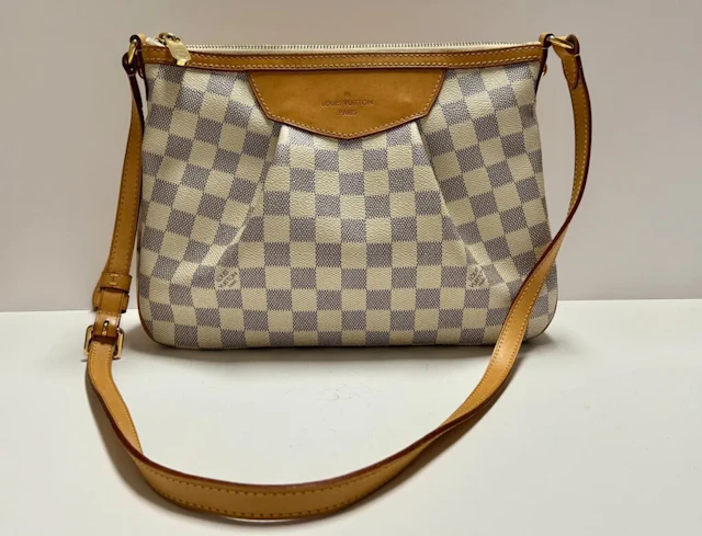 LOUIS VUITTON Paris "Siracusa" bag, in white and gray Damier canvas