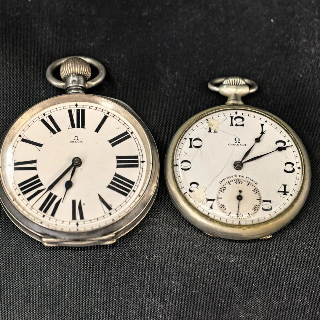 OMEGA. Set consisting of a metal regulator and a 935‰ silver hunting