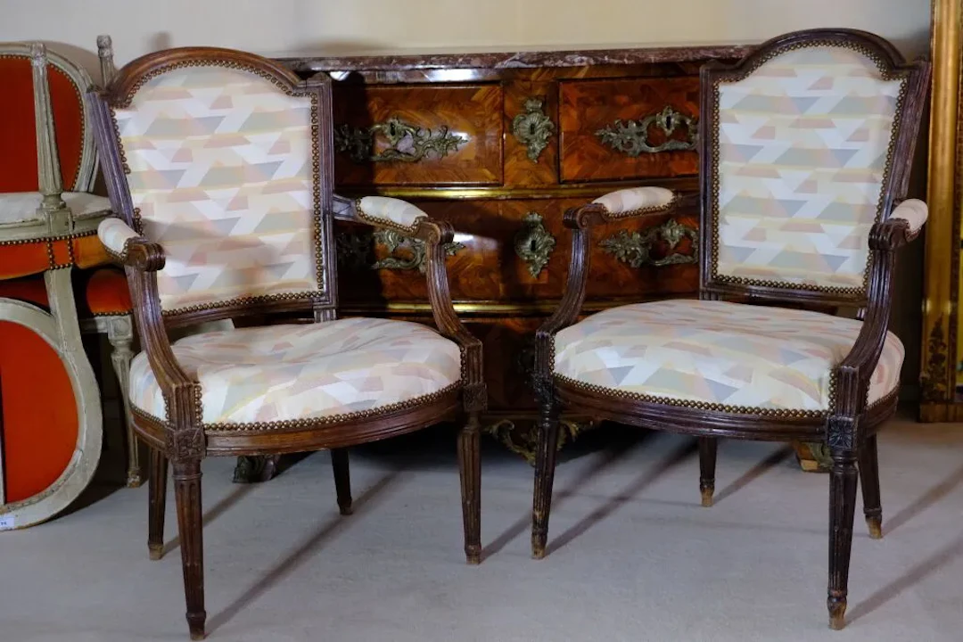 Pair of cabriolet armchairs in natural wood, molded and carved with