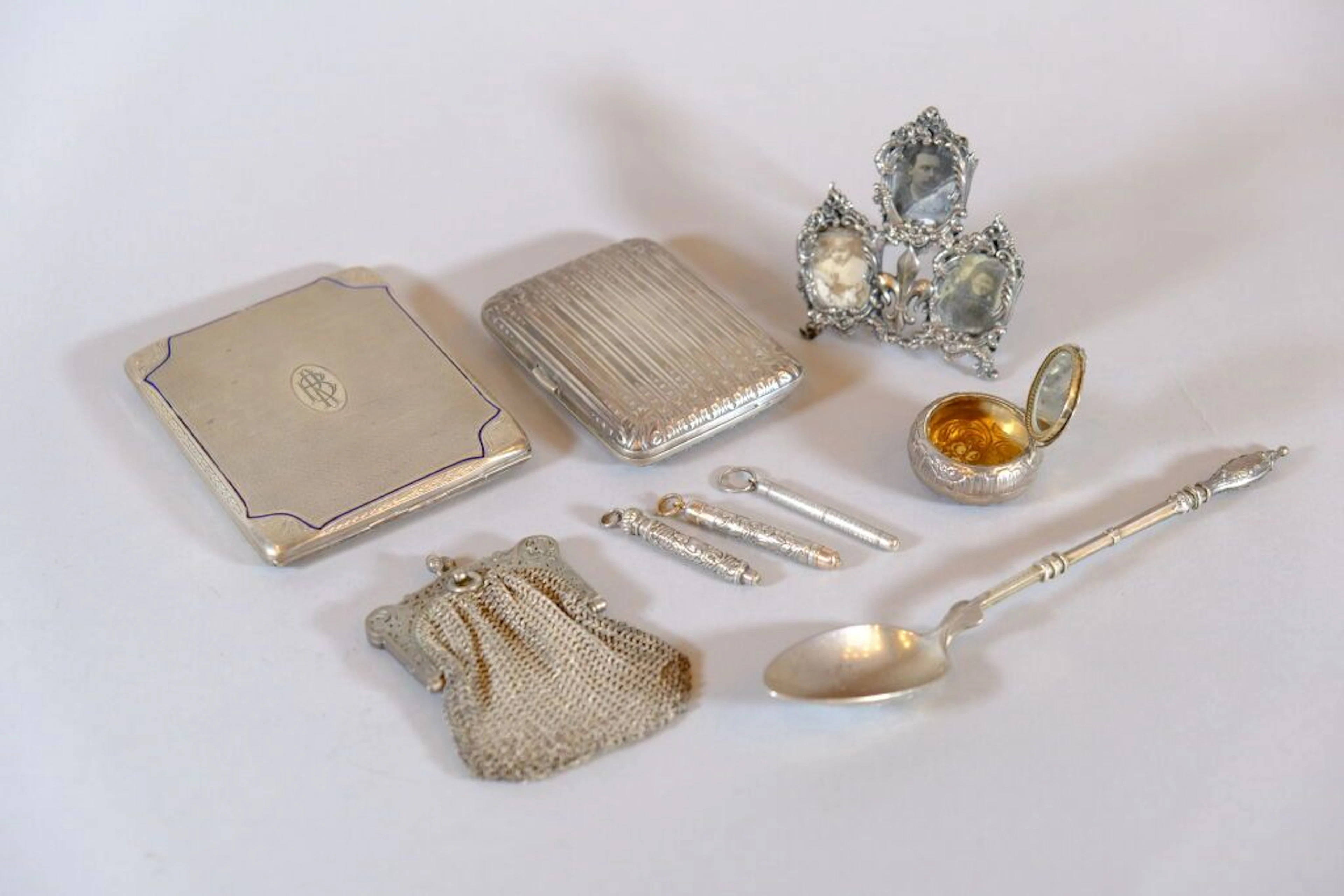 Silver set consisting of: - A small easel-style photo frame featuring