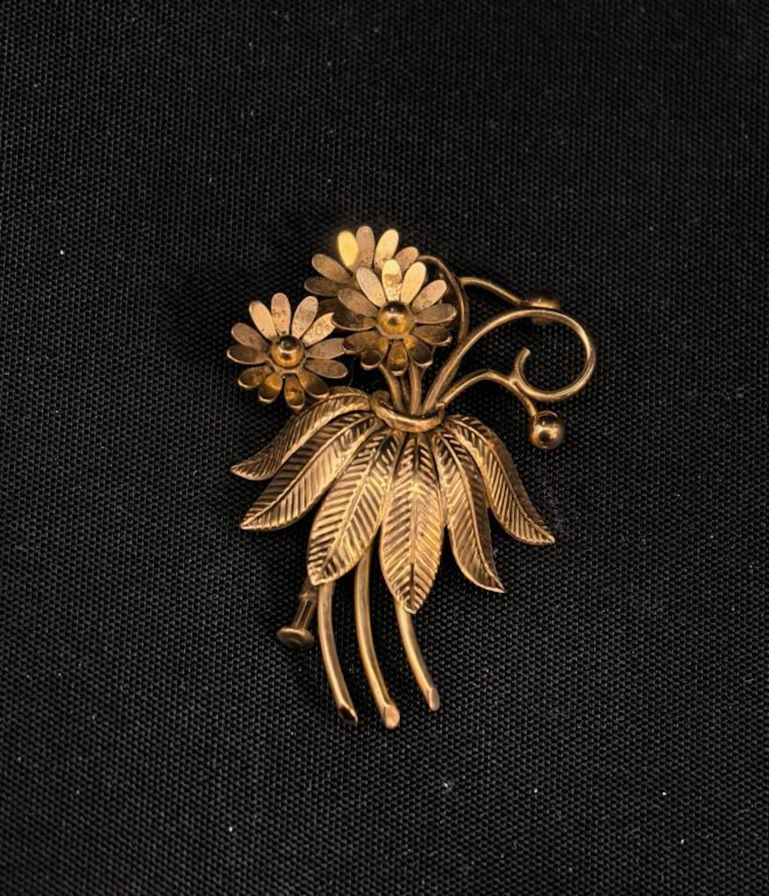750‰ gold brooch. Net weight: 5.9 g.