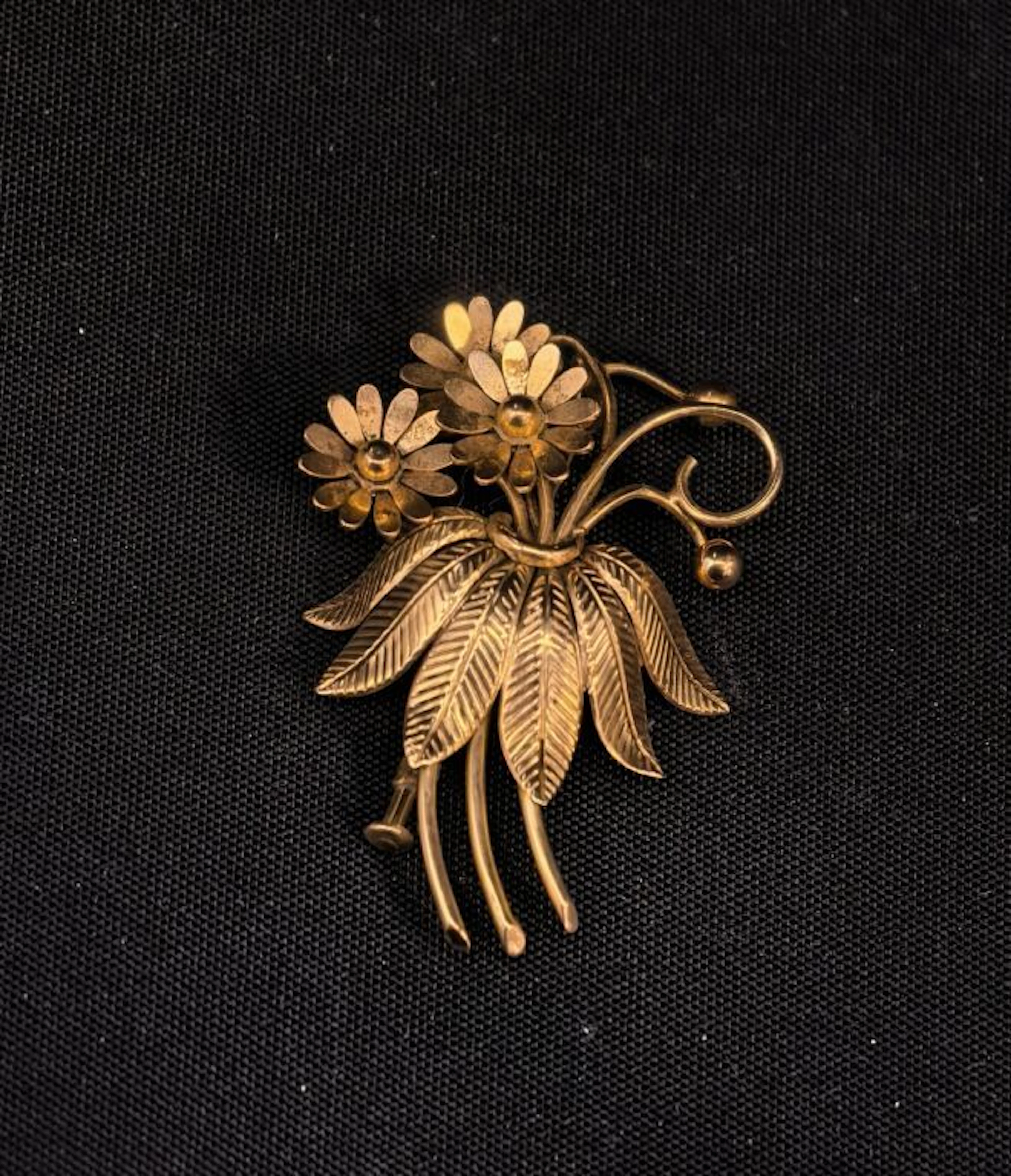 750‰ gold brooch. Net weight: 5.9 g.