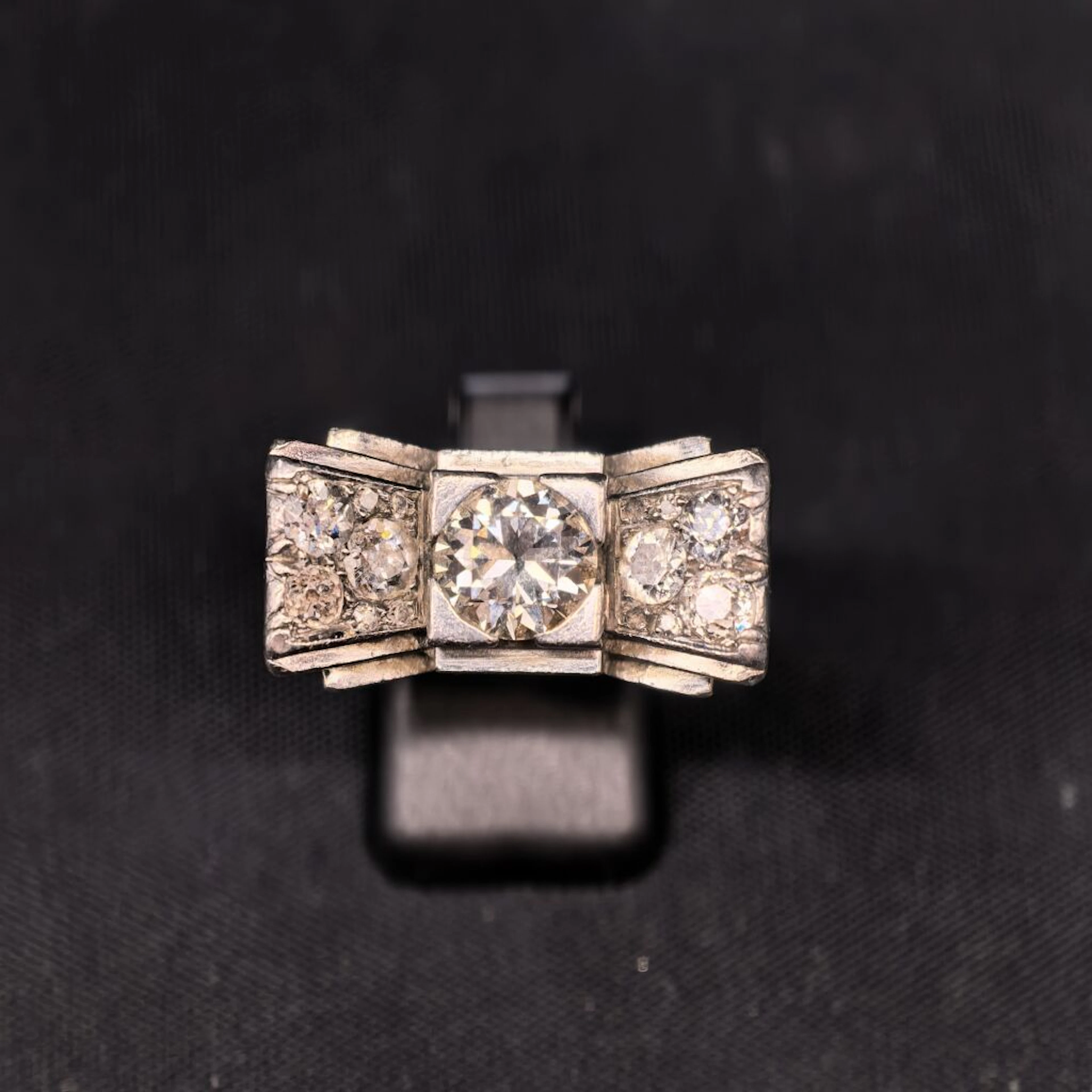 A 950‰ platinum signet ring, known as a “bow tie” ring, featuring