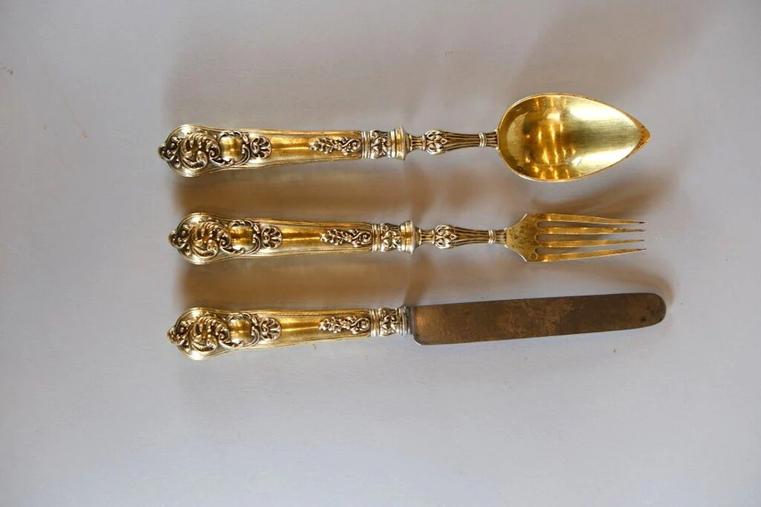 925/10,000 vermeil cutlery, Minerve 1st-class hallmark, with Rocaille-decorated