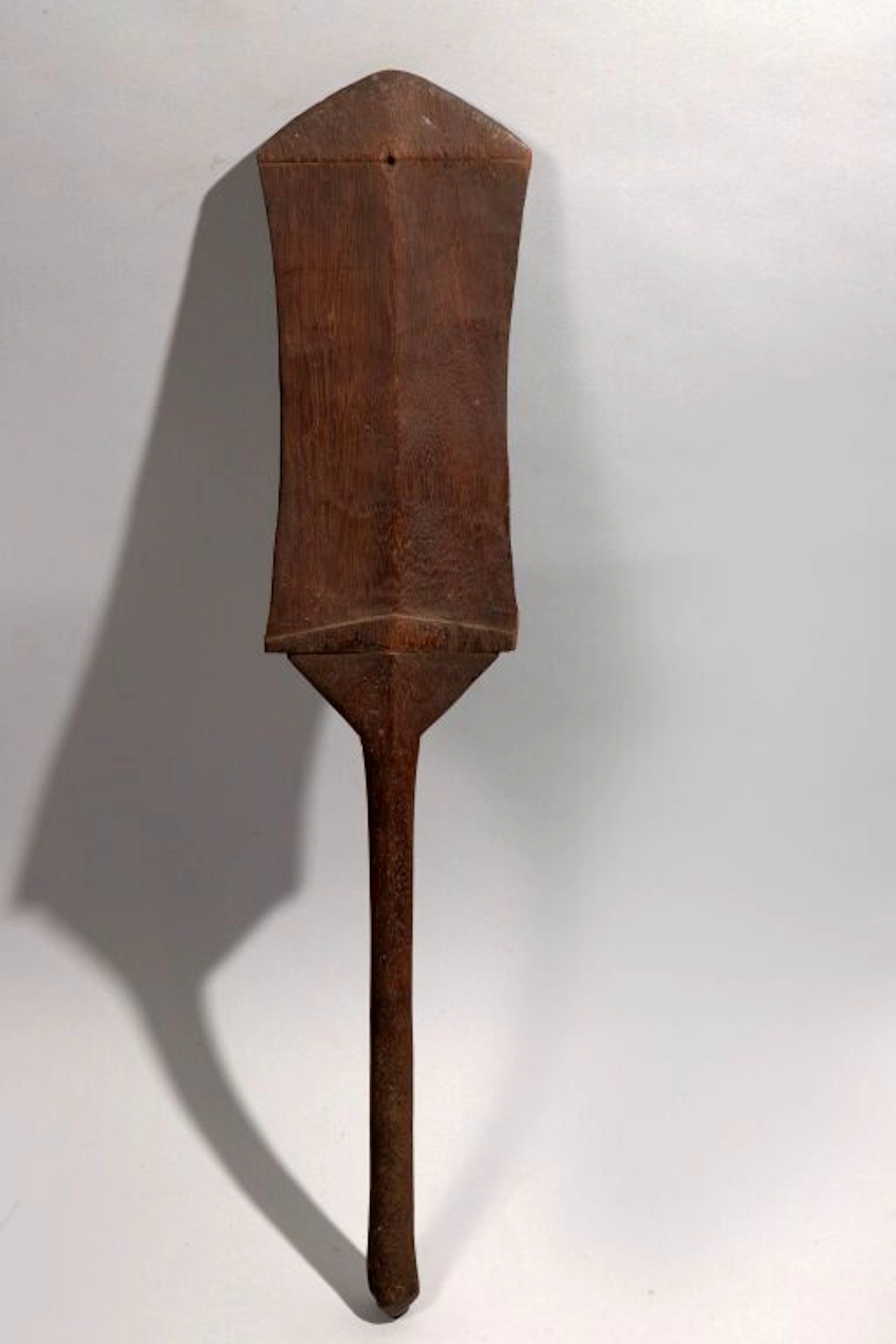 Dance palette. Very old, dry brown patina. Tonga Islands, 19th century.