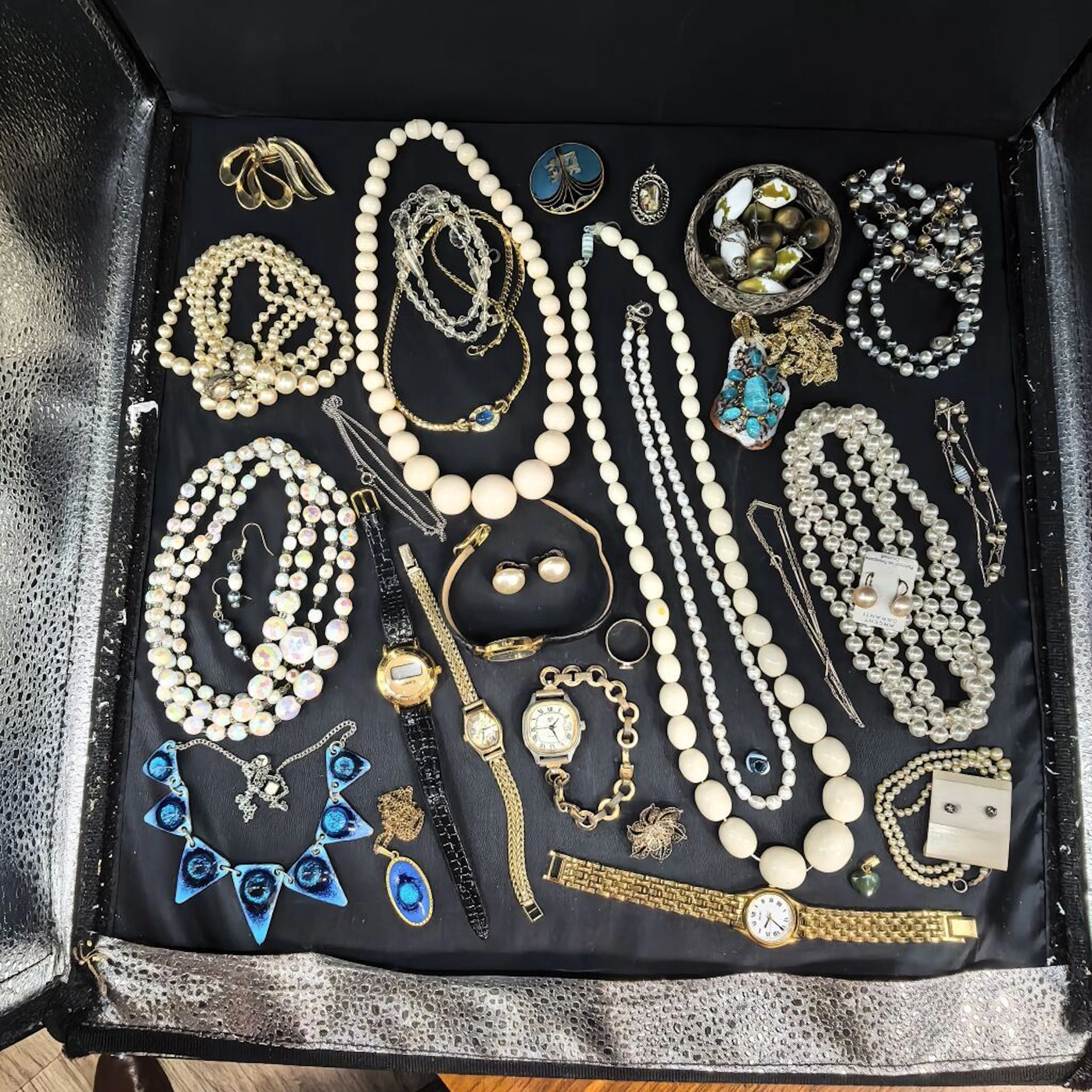Set of costume jewelry: necklaces, brooches, watches… See the digital photo.