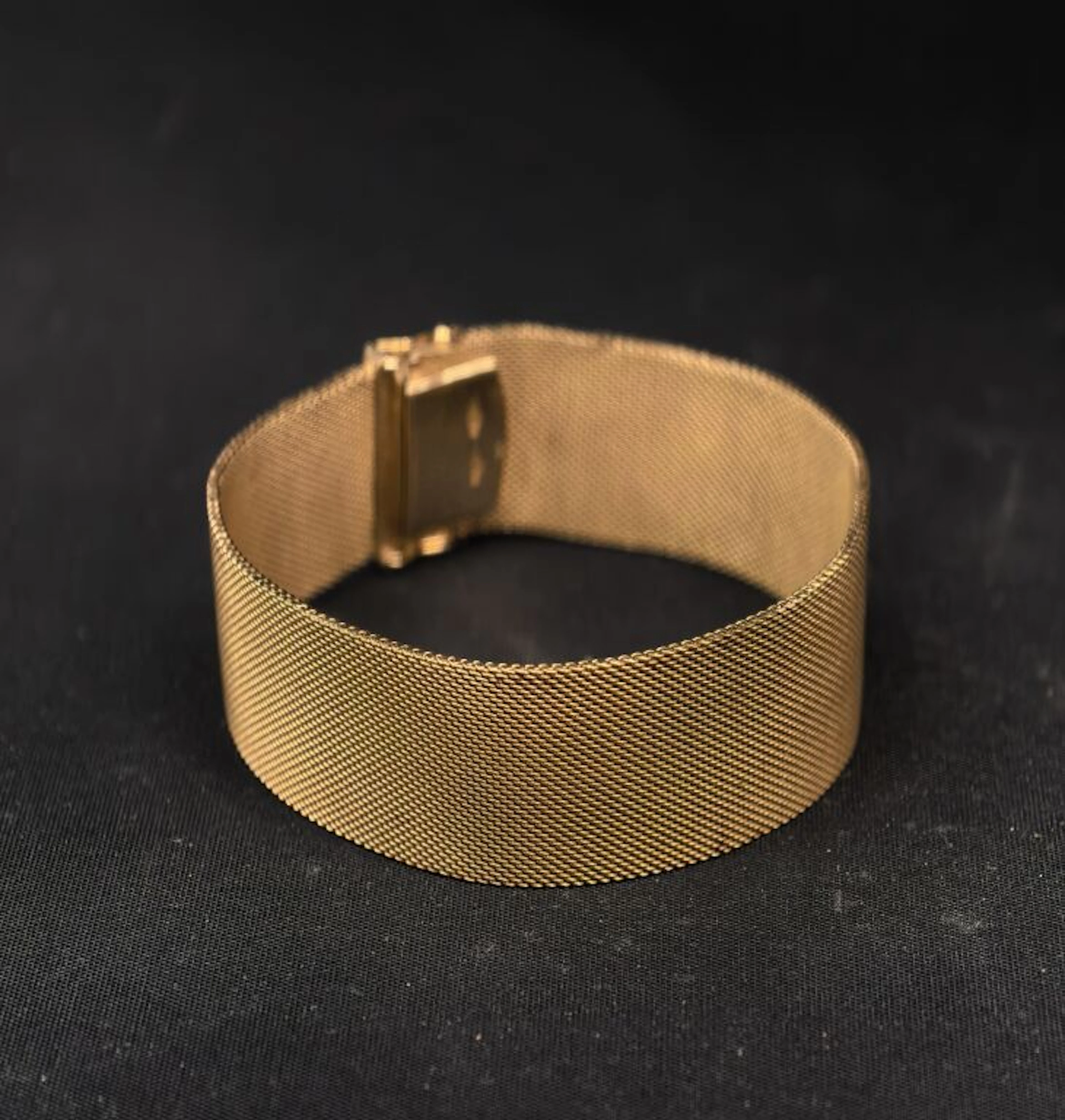 * Flexible 750‰ gold bracelet with a fabric-weave pattern, featuring