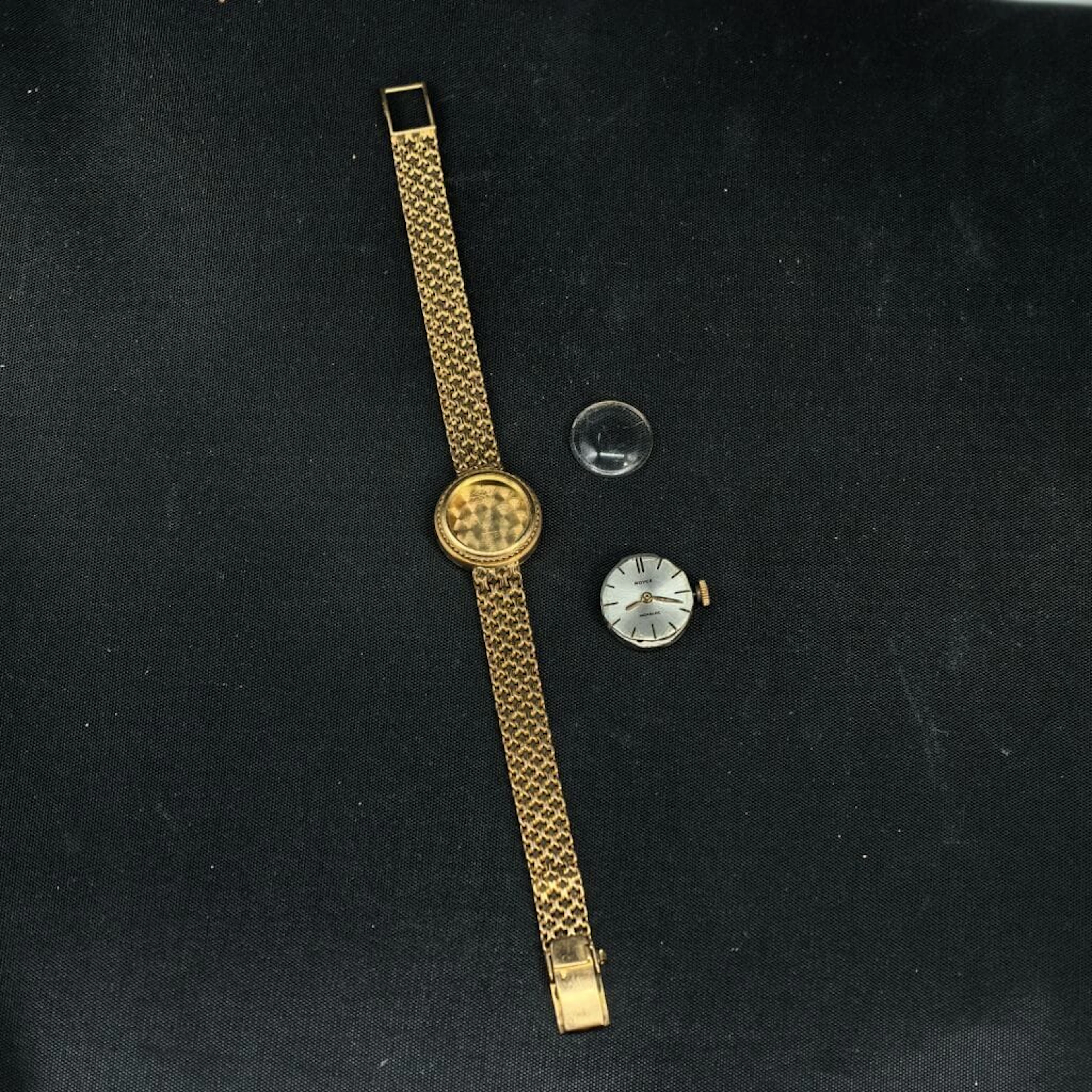 Women's watch made of 750‰ yellow gold, with a net weight of 18.4