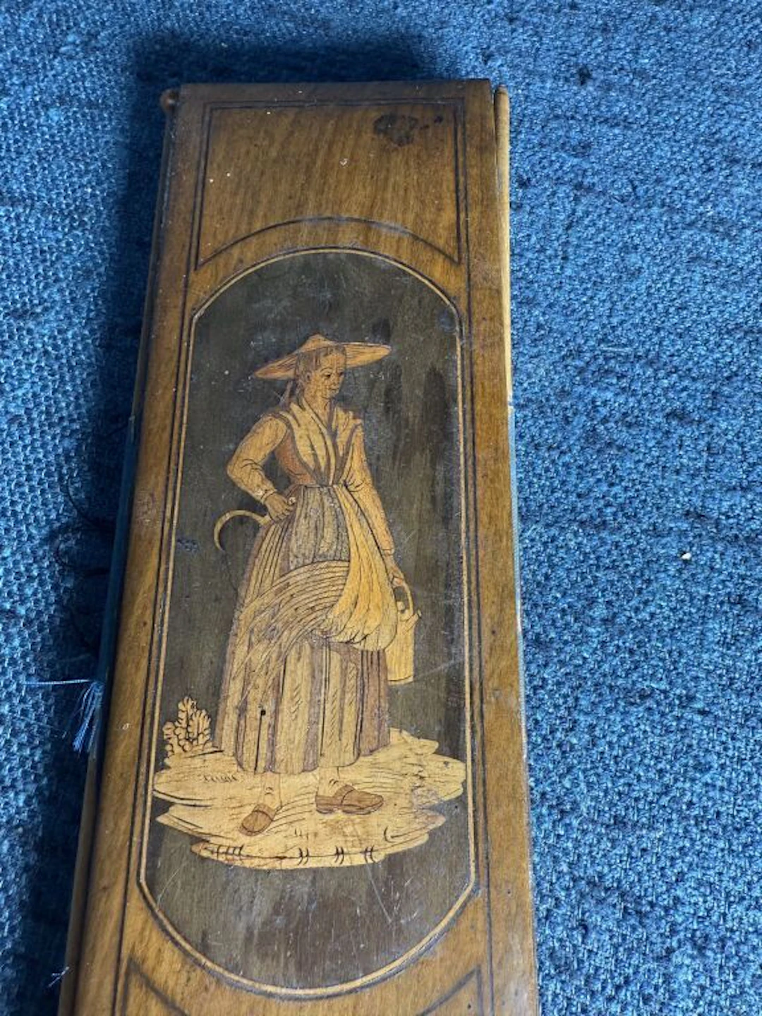 A sewing case made of veneered wood with a marquetry decoration depicting