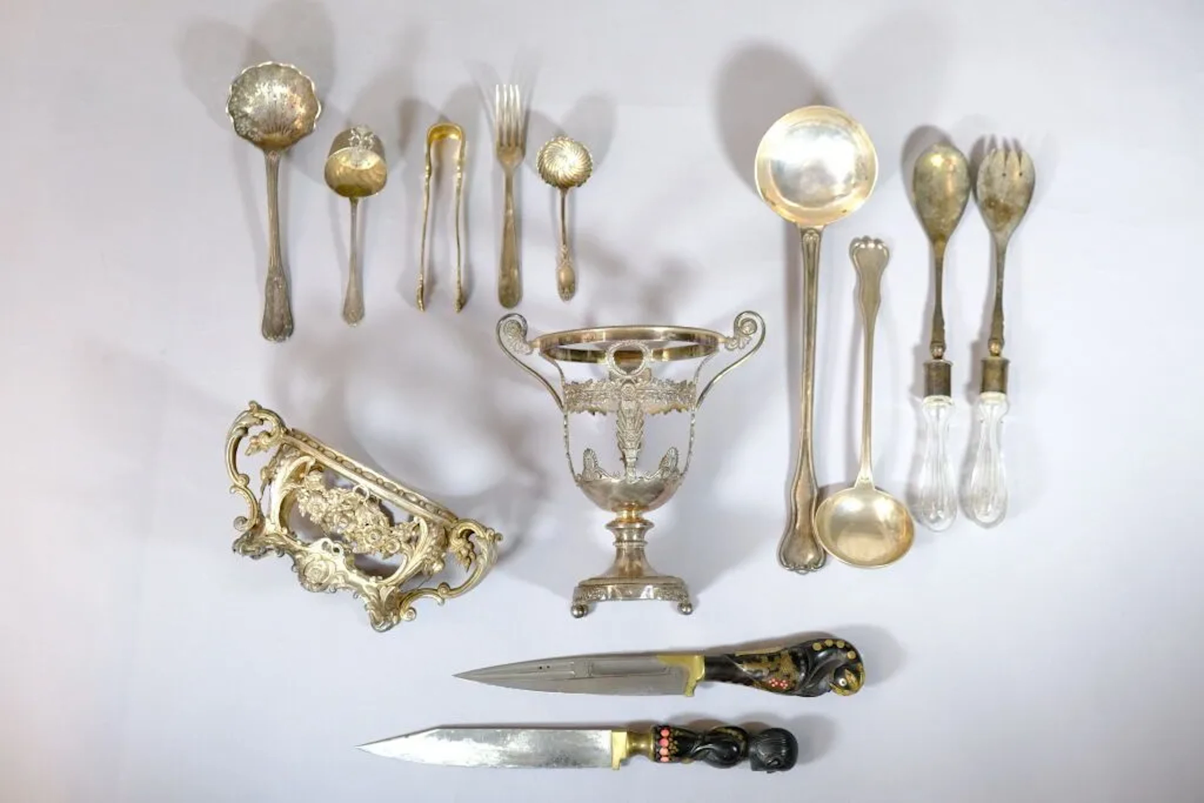Silver set consisting of: - Two ladles of different sizes made of