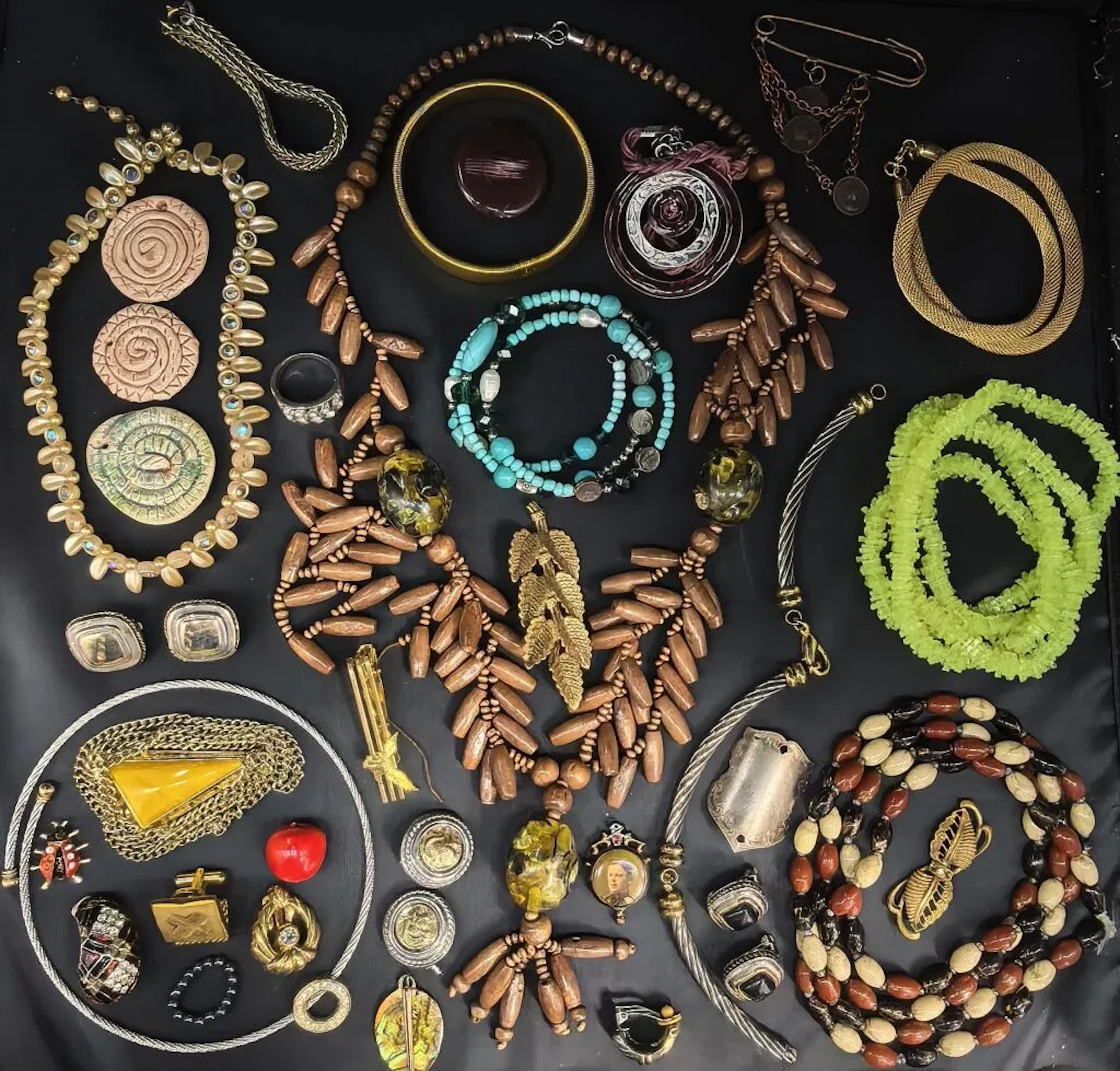 Assortment of costume jewelry, necklaces, bracelets, brooches, rings