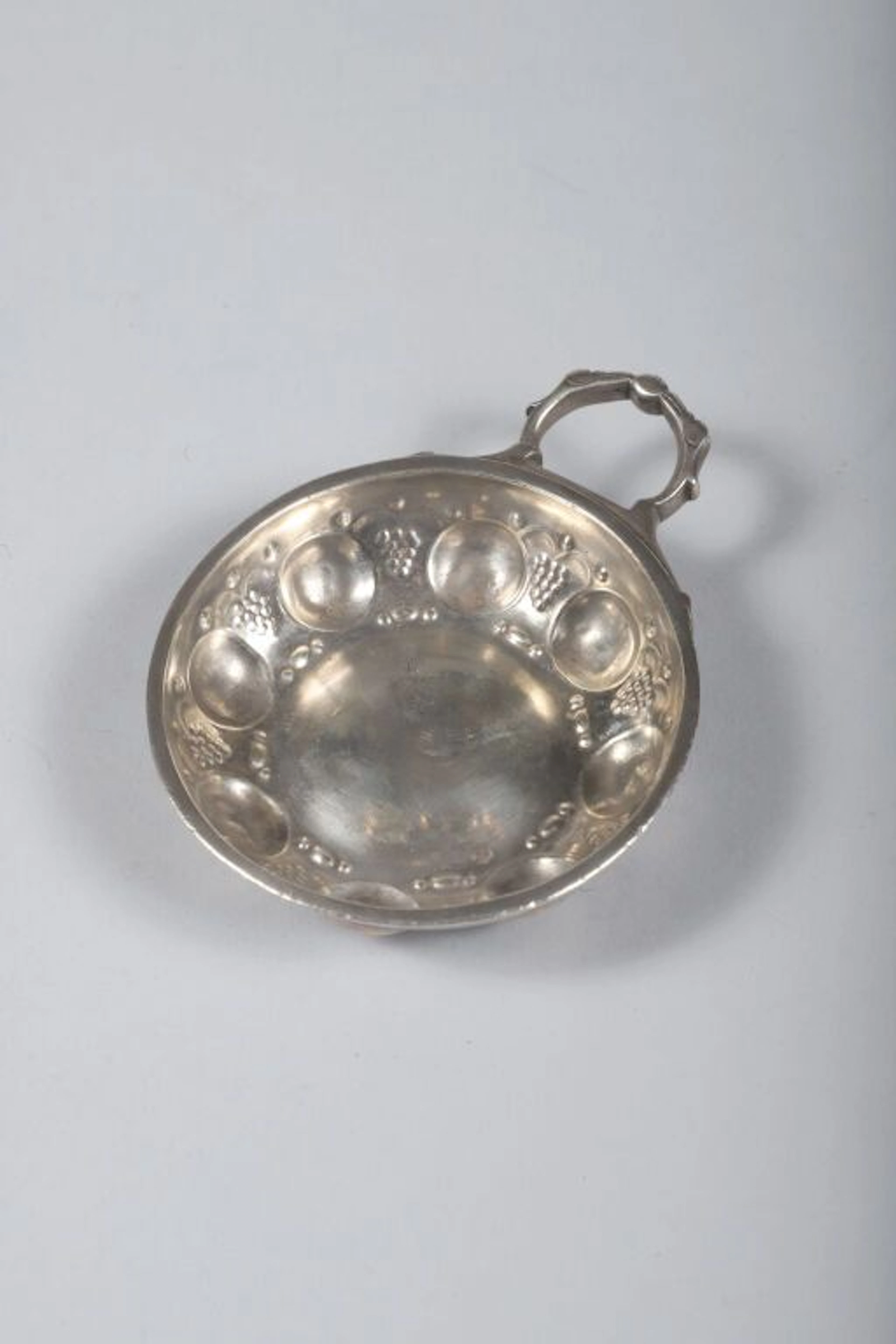 800/1000 silver tastevin with a swan export hallmark. Apocryphal 18th-century