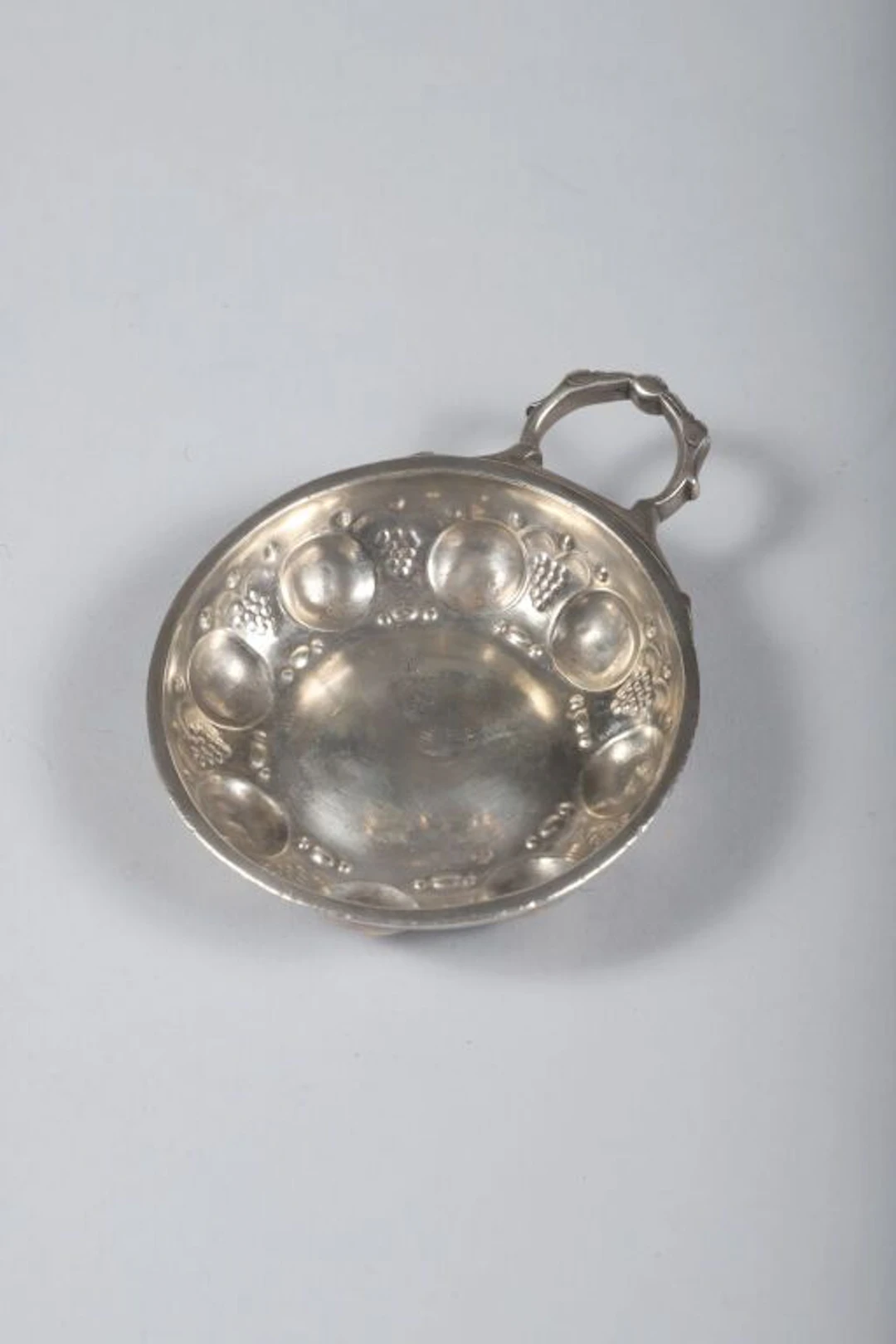 800/1000 silver tastevin with a swan export hallmark. Apocryphal 18th-century