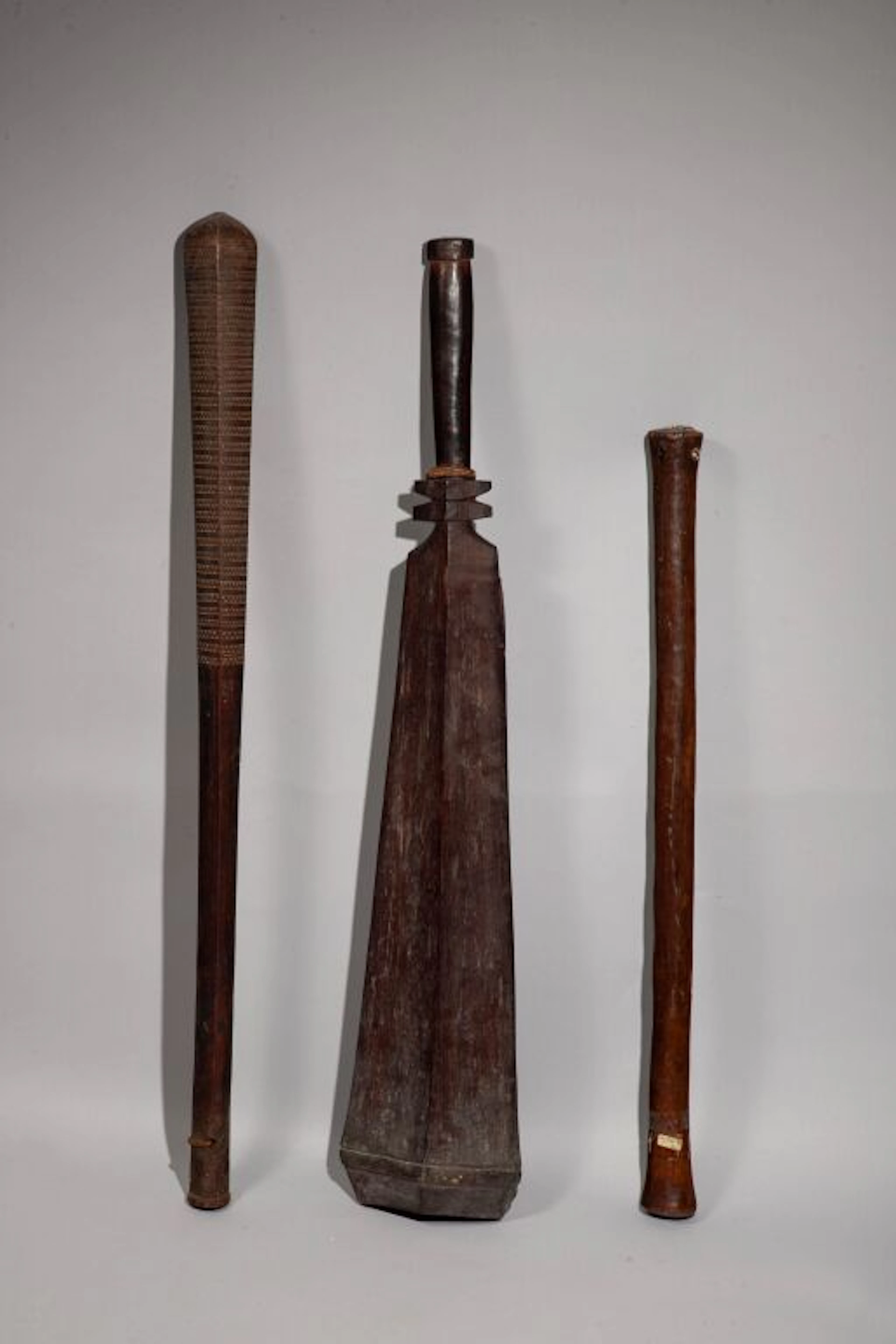 Club engraved with zigzag patterns on the upper part. Fiji, 19th century.