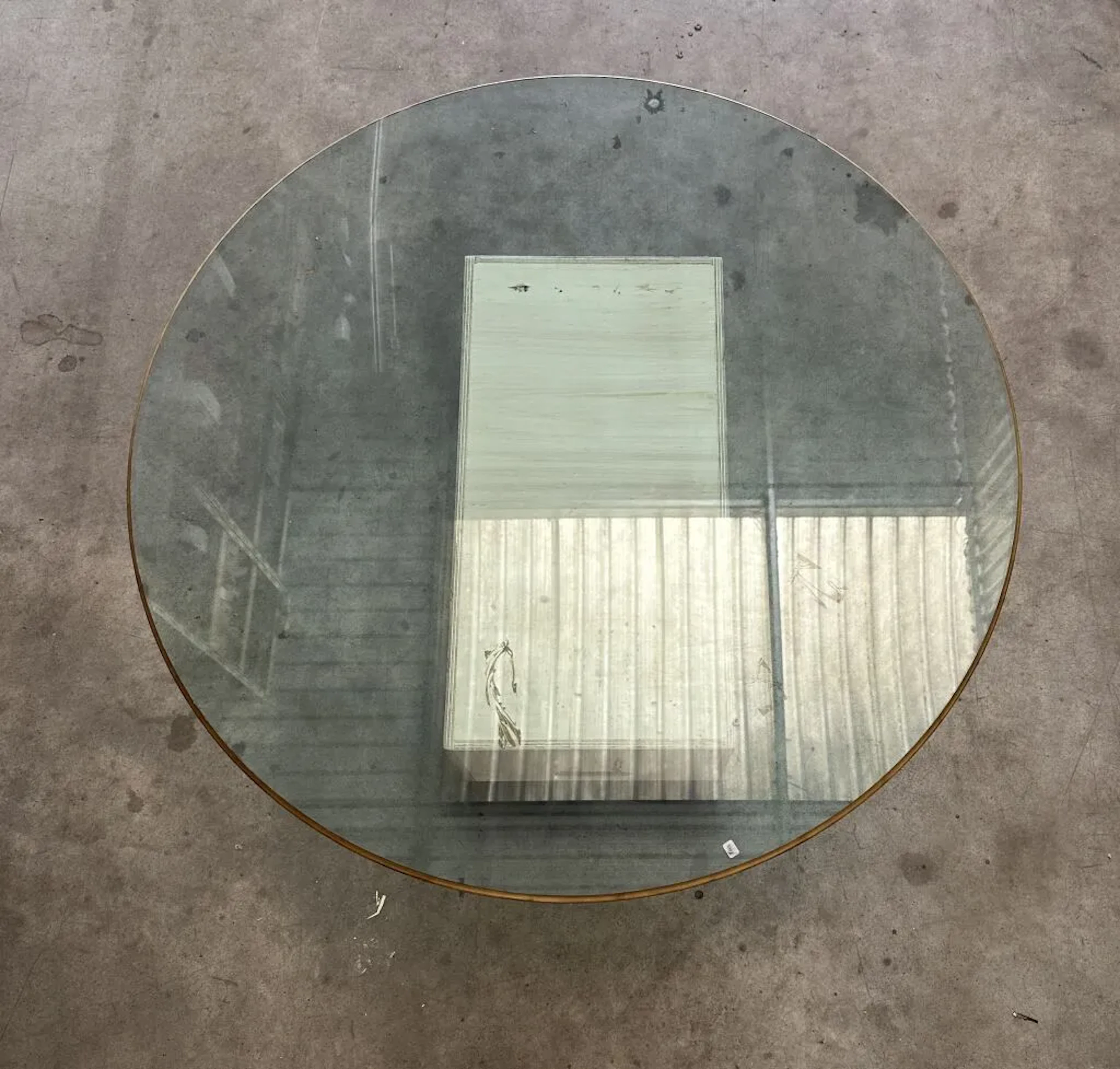 Glass top with a beveled, gilded rim. Diameter: 140 cm. (Some gilding