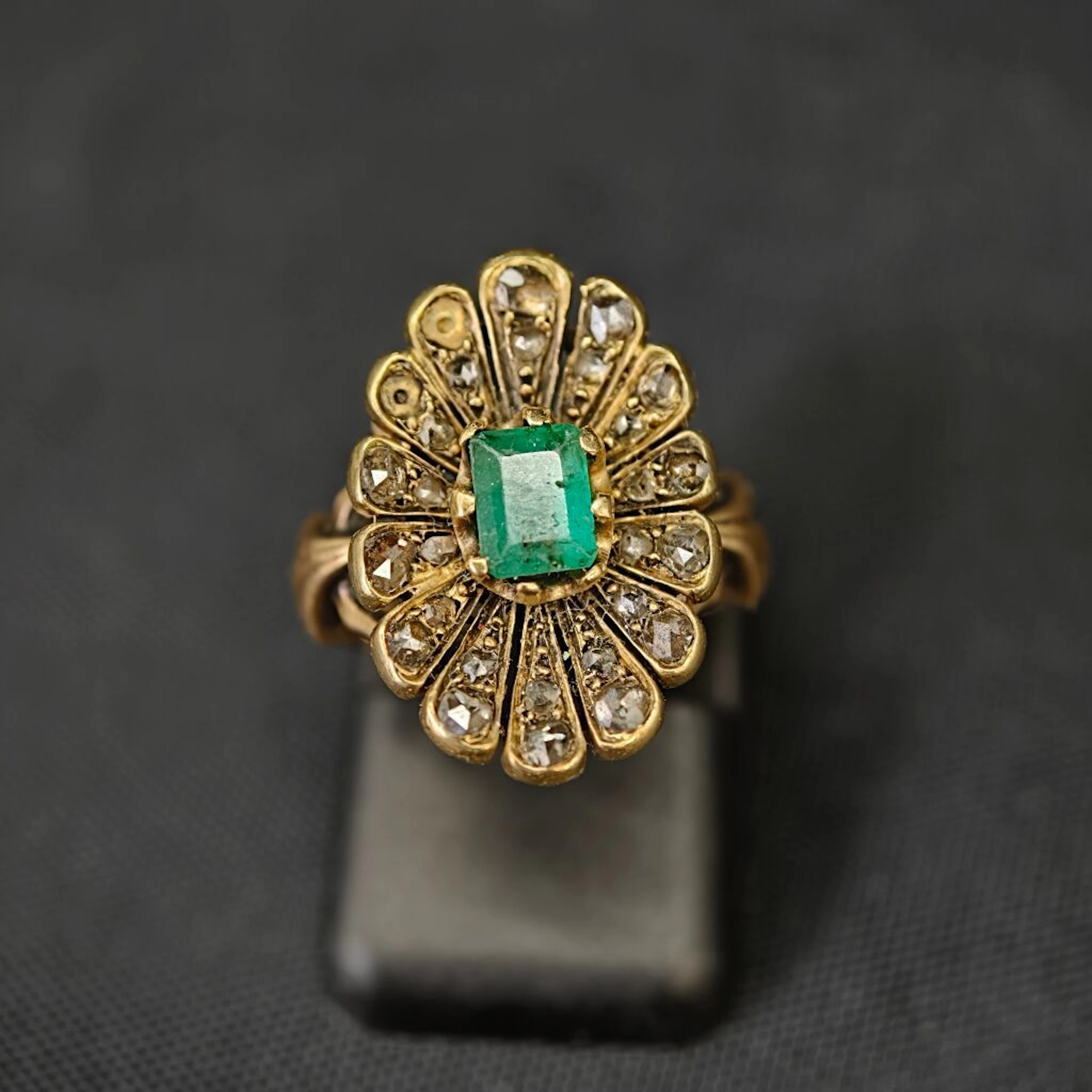 A 750‰ yellow gold ring featuring a floral motif centered with an