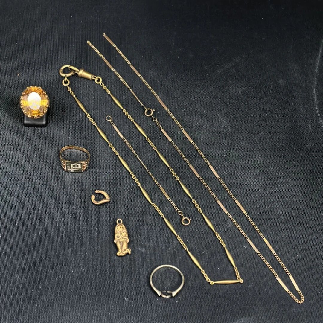 A set of 750‰ gold items consisting of a wire ring adorned with an