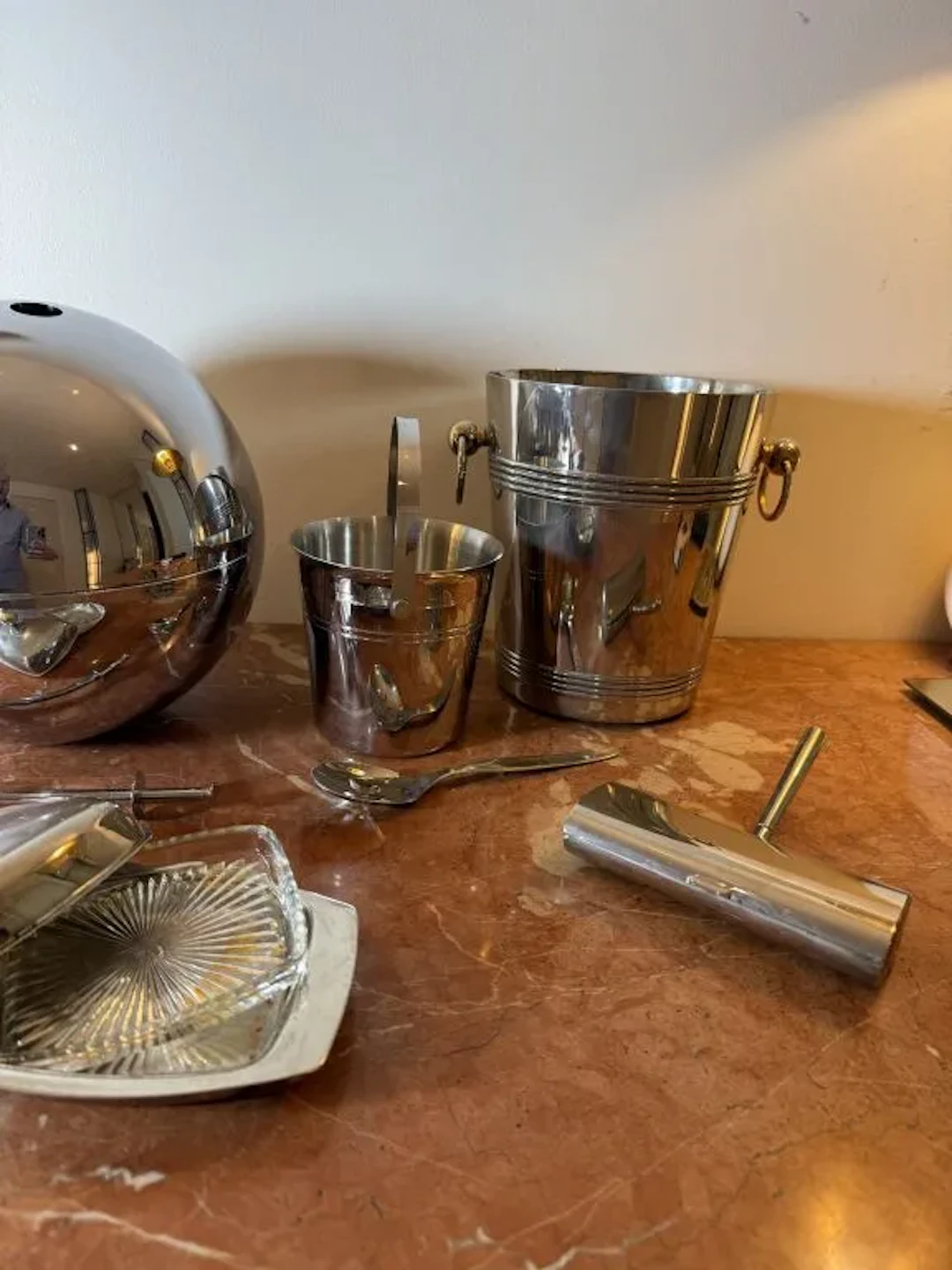 Metal or silver plated set consisting of: - a champagne bucket with