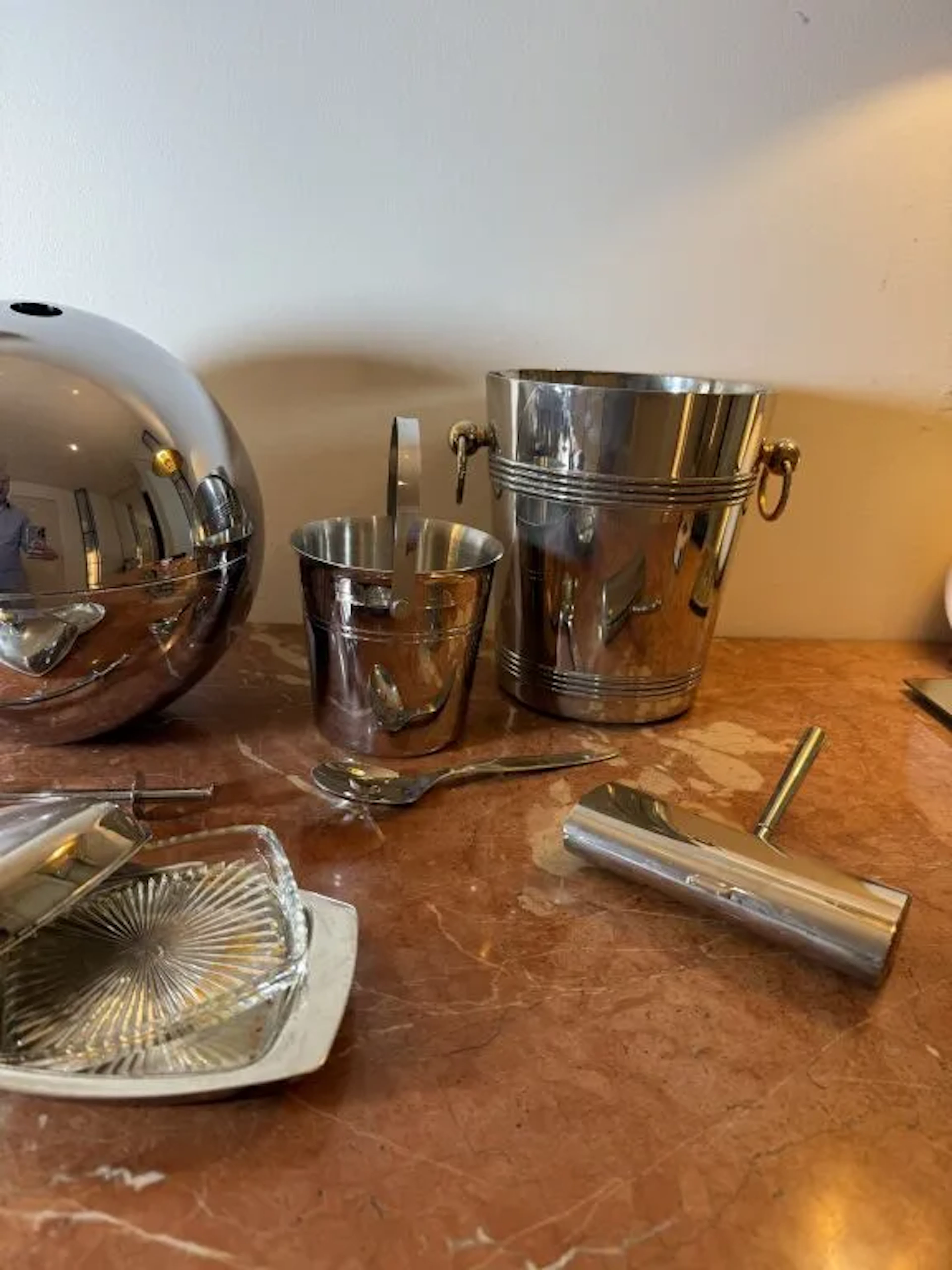 Metal or silver plated set consisting of: - a champagne bucket with