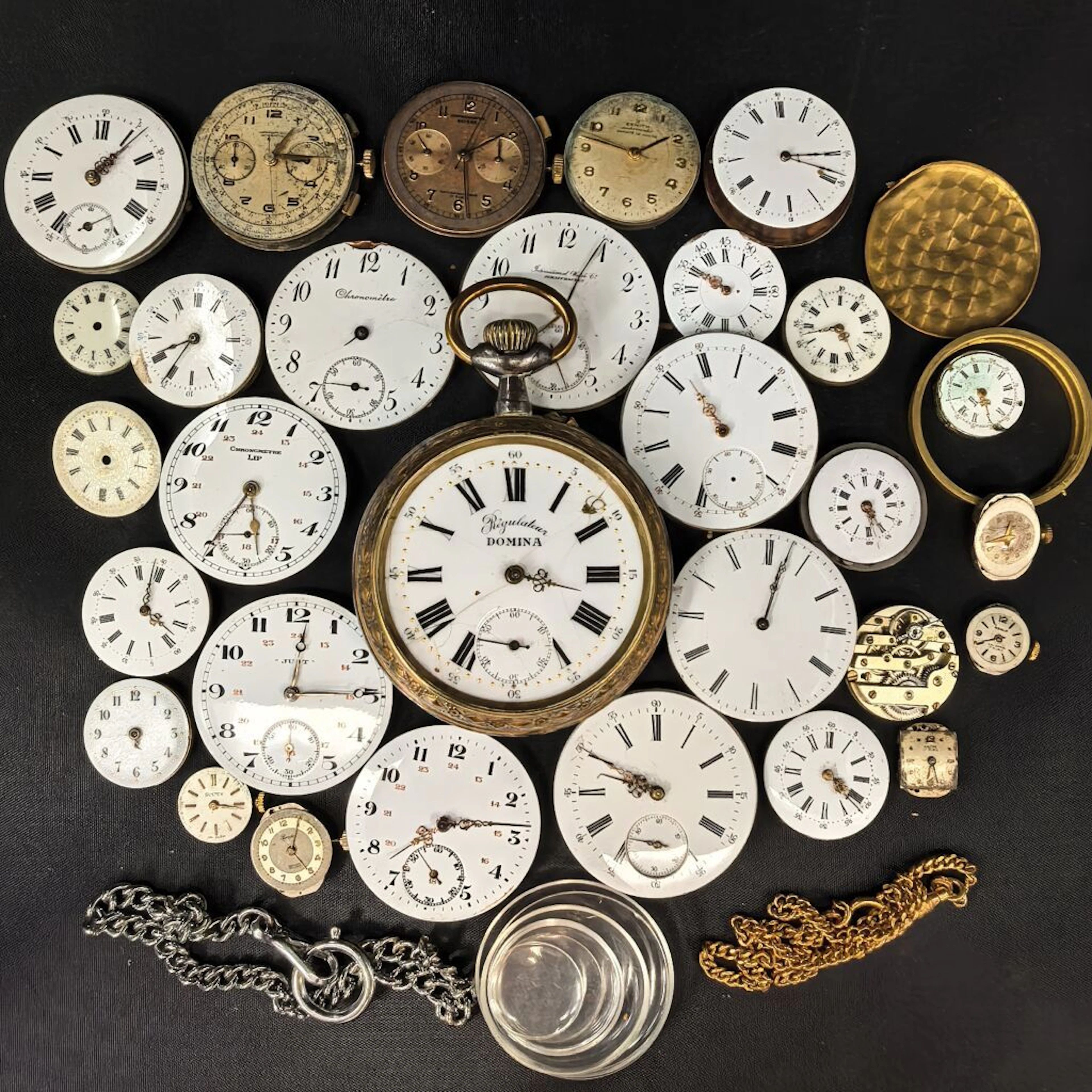 Domina. Metal and gold-plated regulator, enameled dial (hair and accessories);