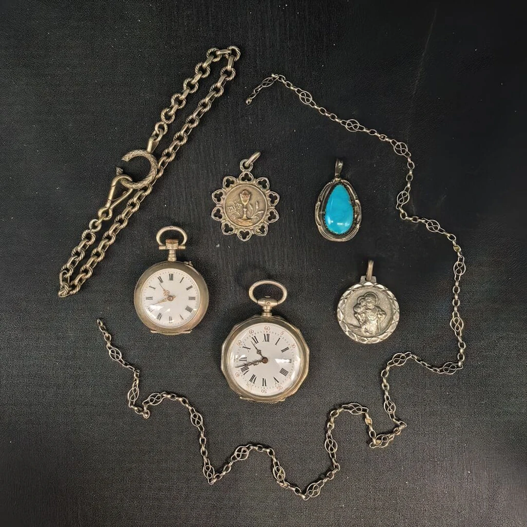 Set of jewelry made of silver with a minimum purity of 800‰, including