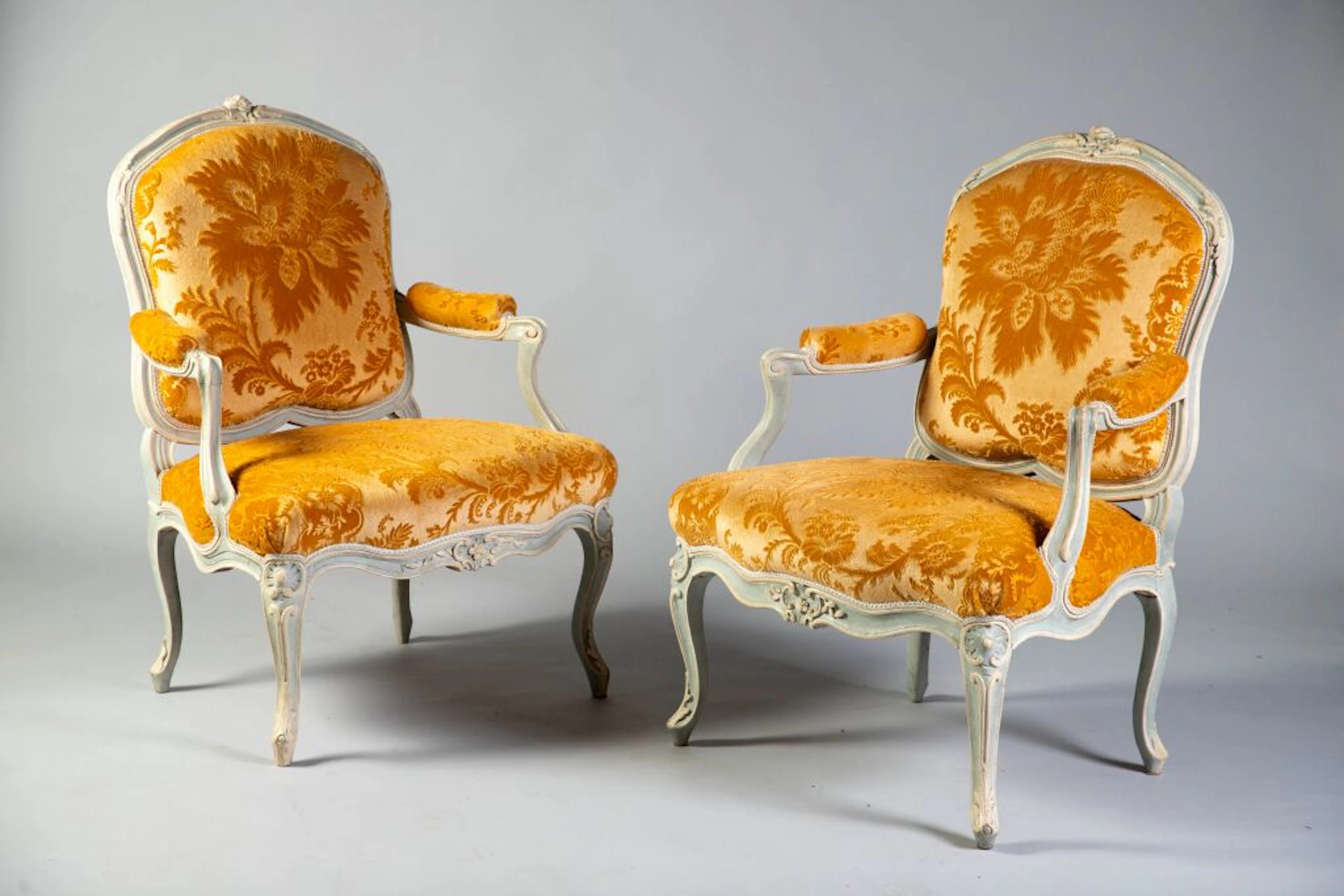 Pair of armchairs with flat backs, made of white-stained wood with