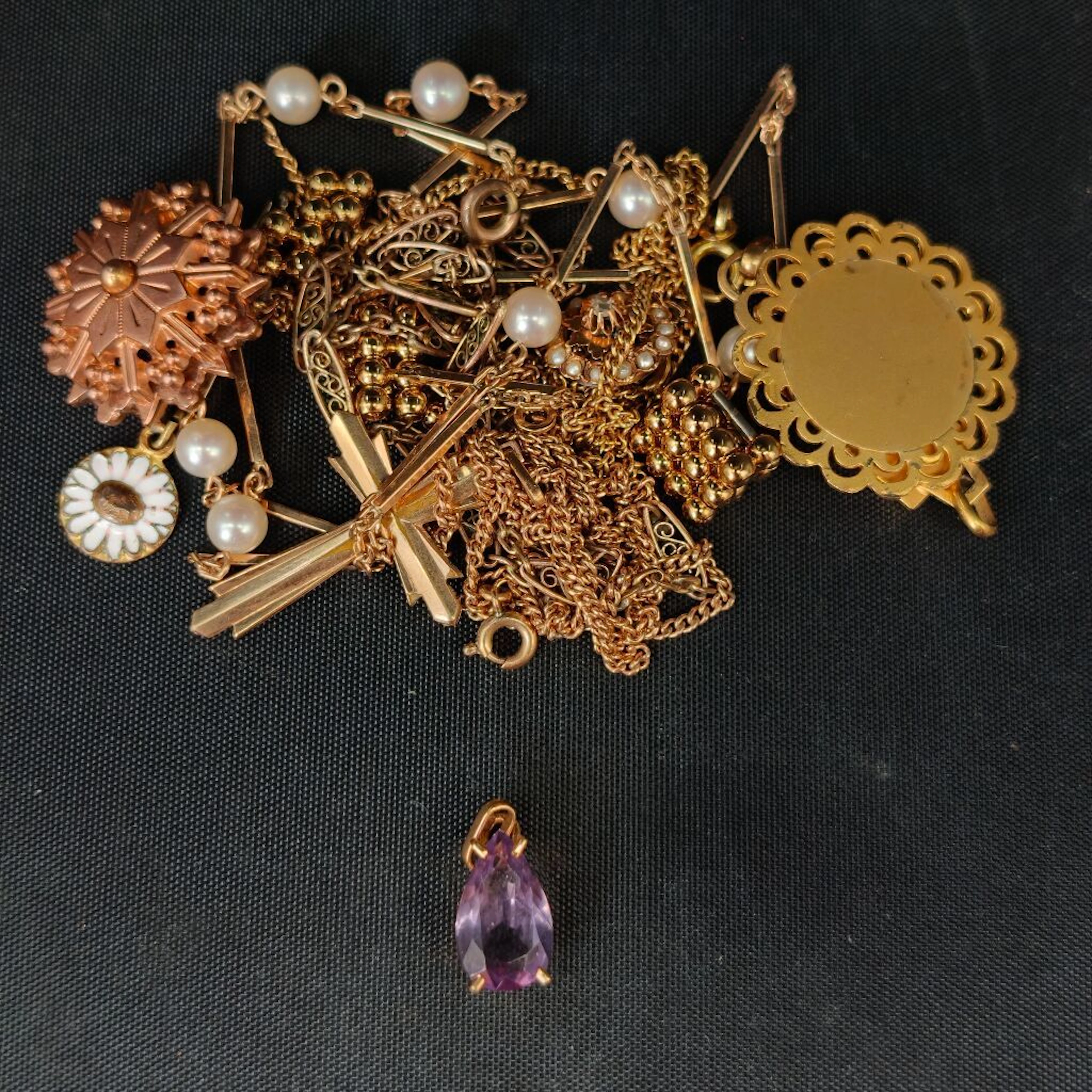 A 750‰ yellow gold pendant set with a pear-shaped amethyst. Gross
