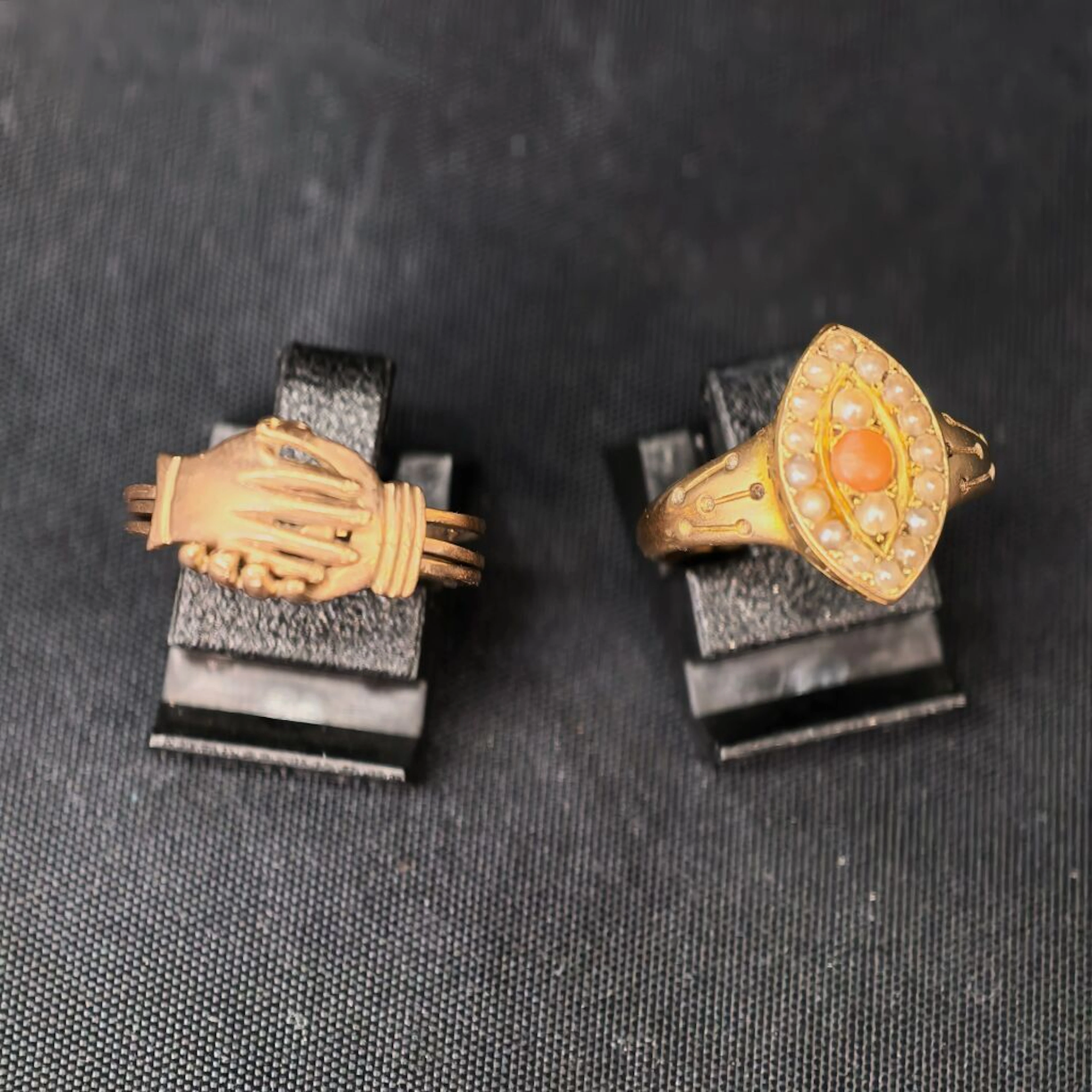 Set of two rings made of 375‰ gold alloy: one is a love ring that