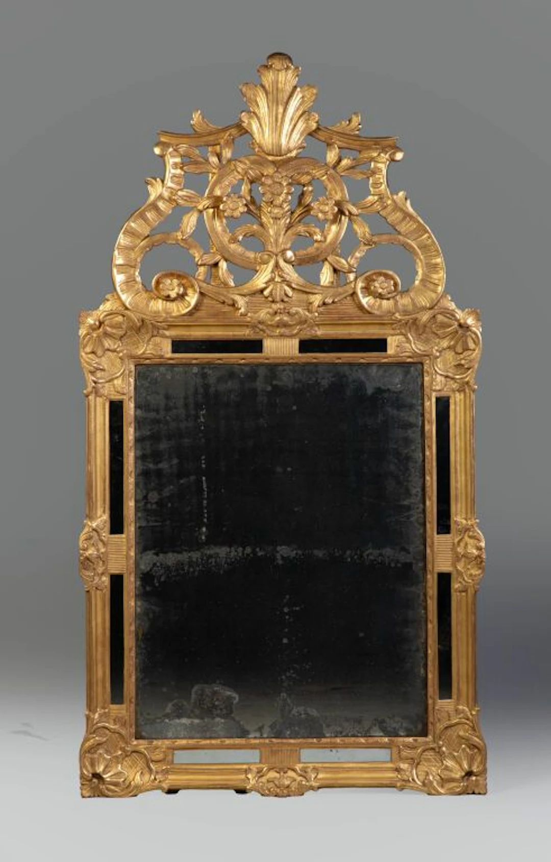 Rectangular mirror with gilded wooden glazing beads, topped by an