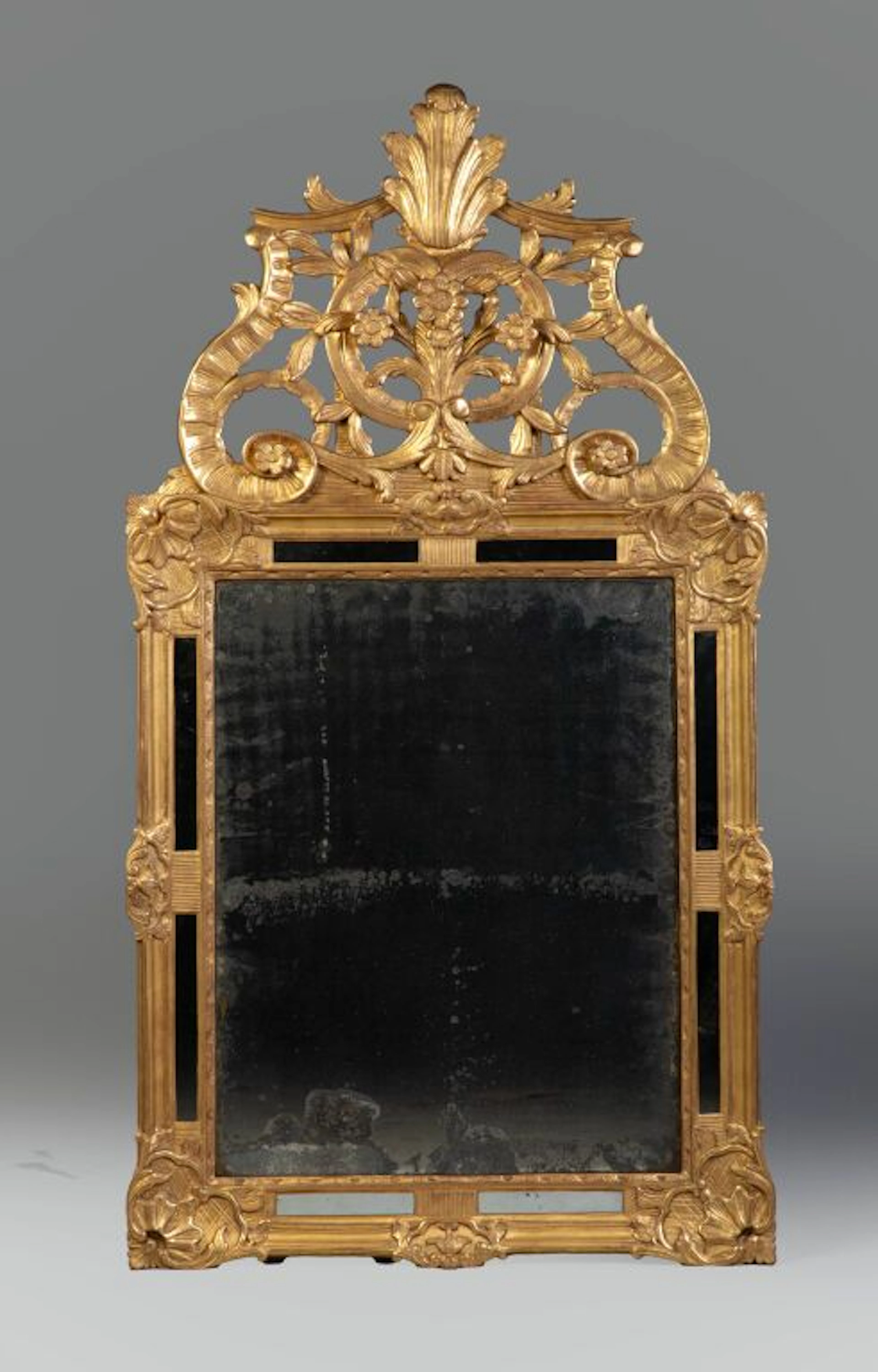 Rectangular mirror with gilded wooden glazing beads, topped by an