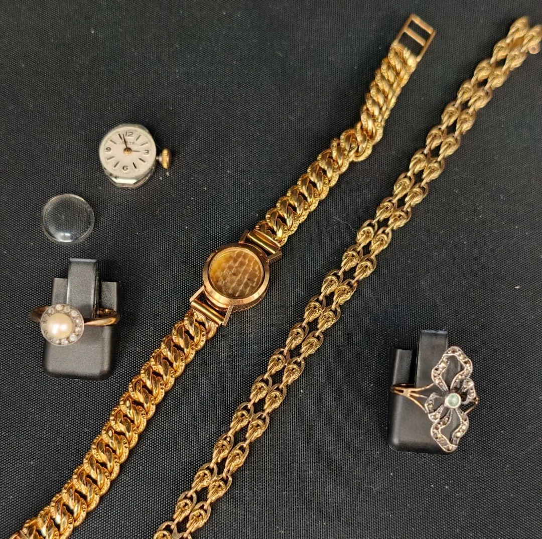 A 750‰ gold lot consisting of a ladies' watch case without a crystal