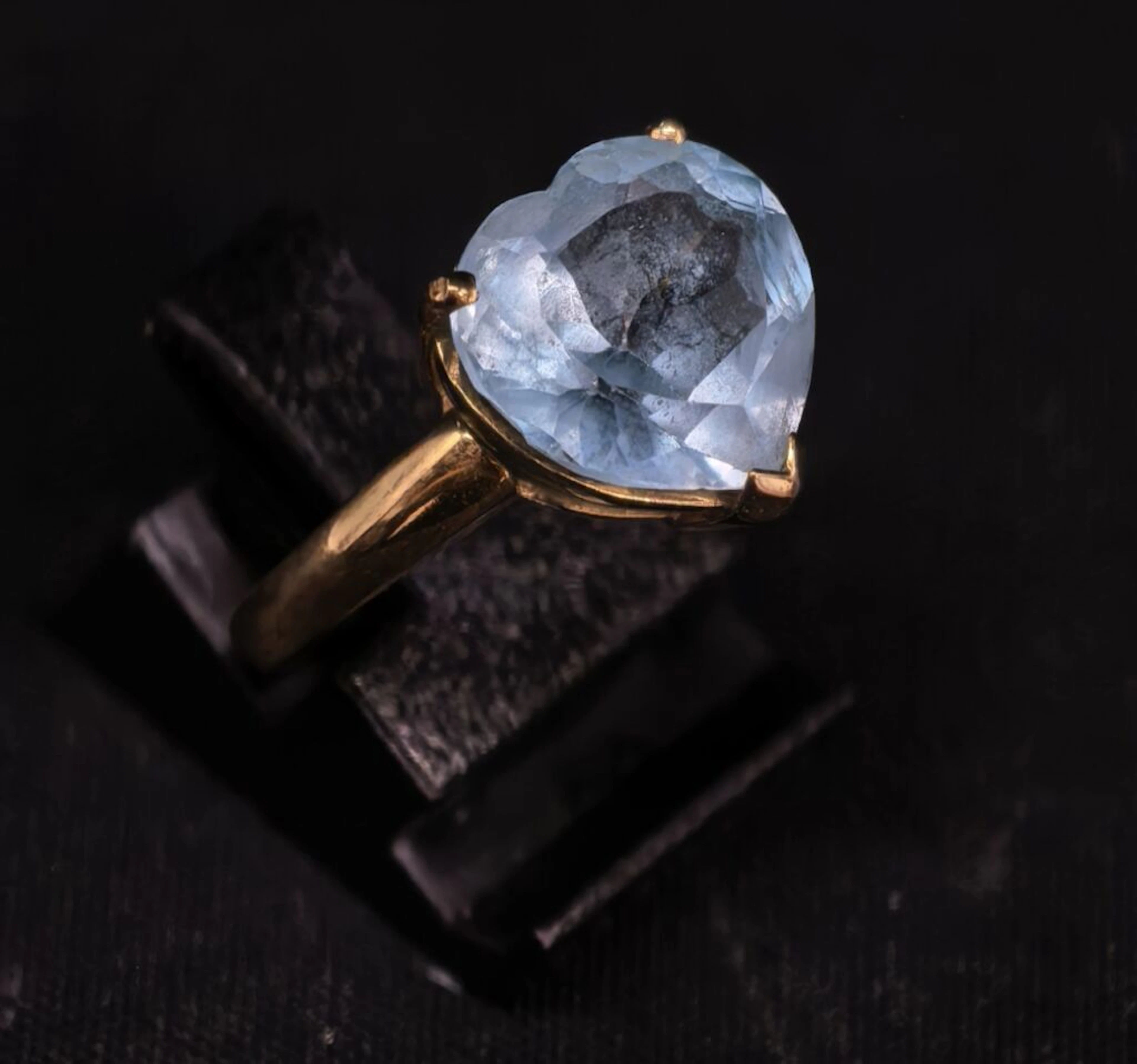 750‰ yellow gold ring set with a heart-shaped topaz. Gross weight: