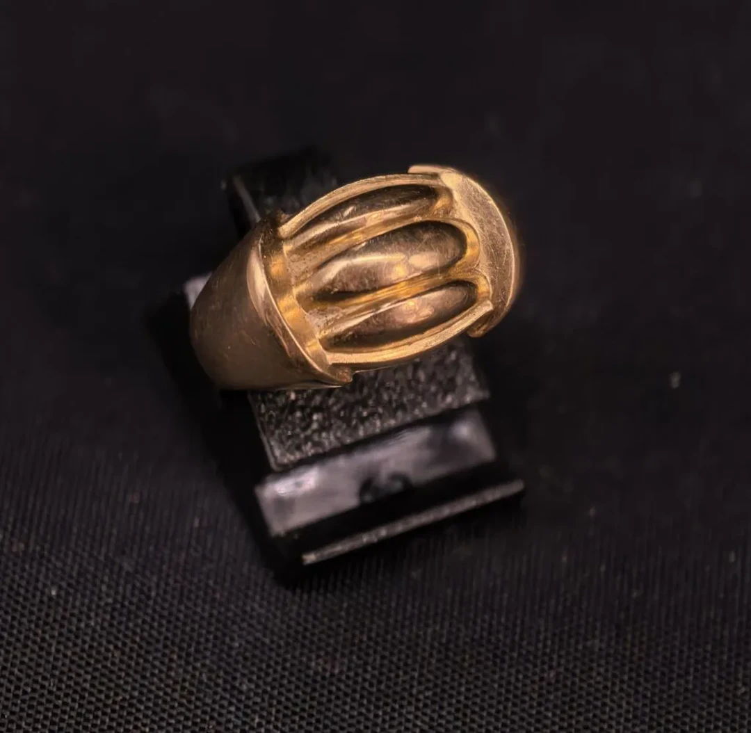 750‰ gold ring with a fluted design. Net weight: 5.9 g, ring size: 51.