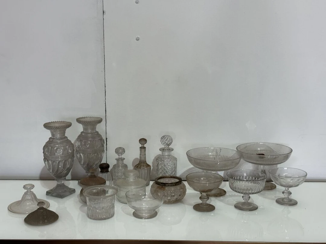Set of cut glass and crystal pieces comprising: two fruit bowls, a