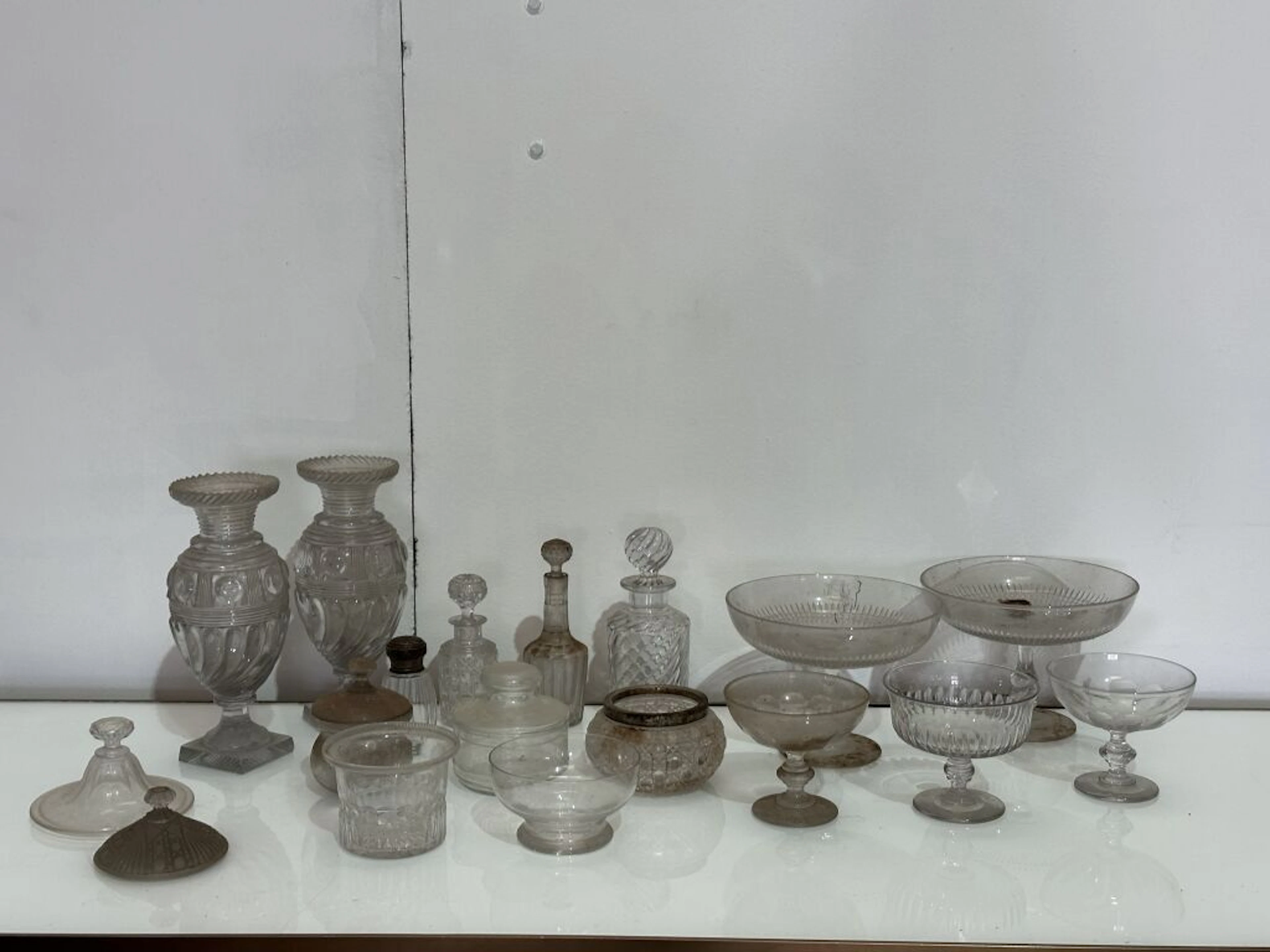 Set of cut glass and crystal pieces comprising: two fruit bowls, a