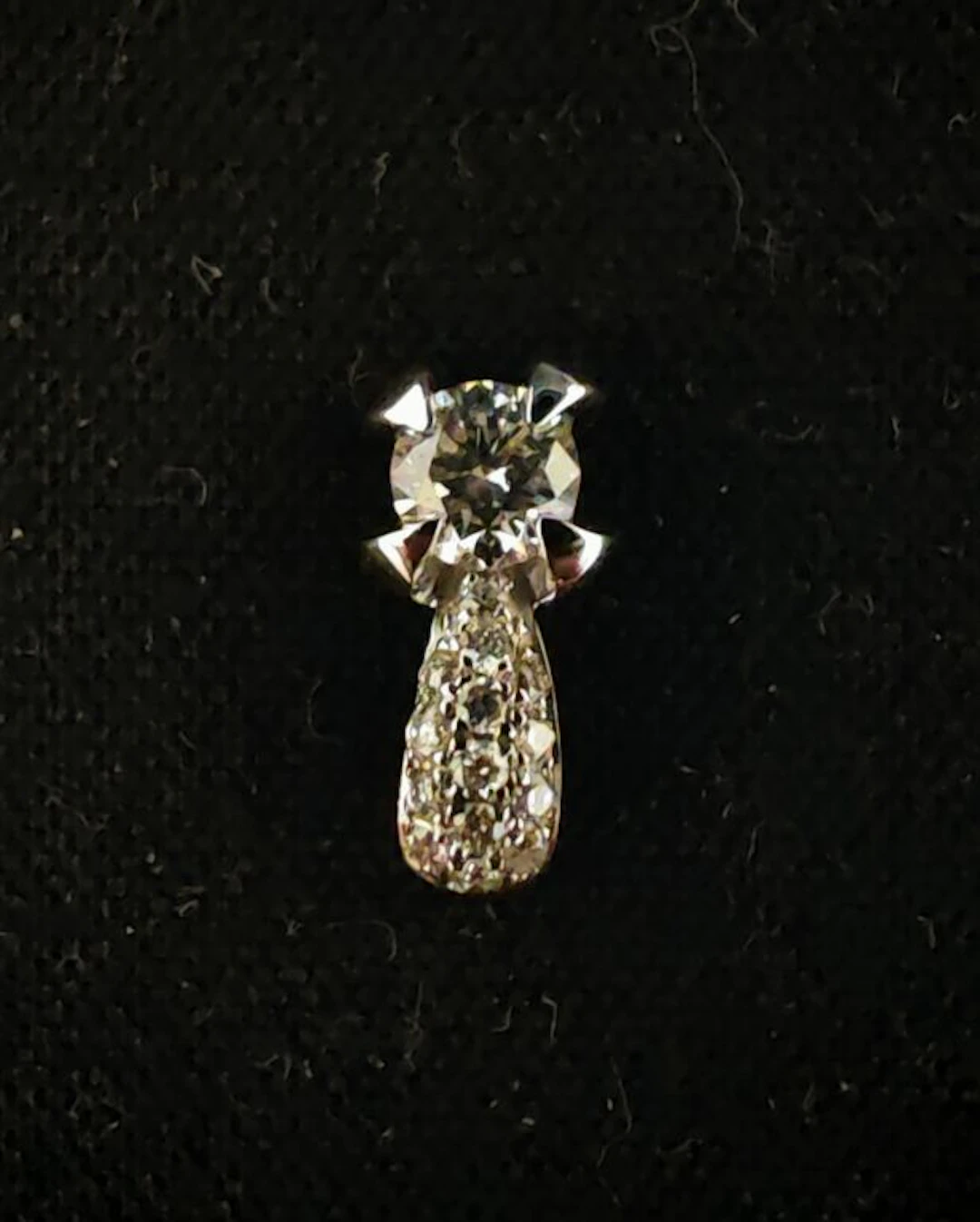 * Small 750‰ white gold pendant set with a brilliant-cut diamond weighing