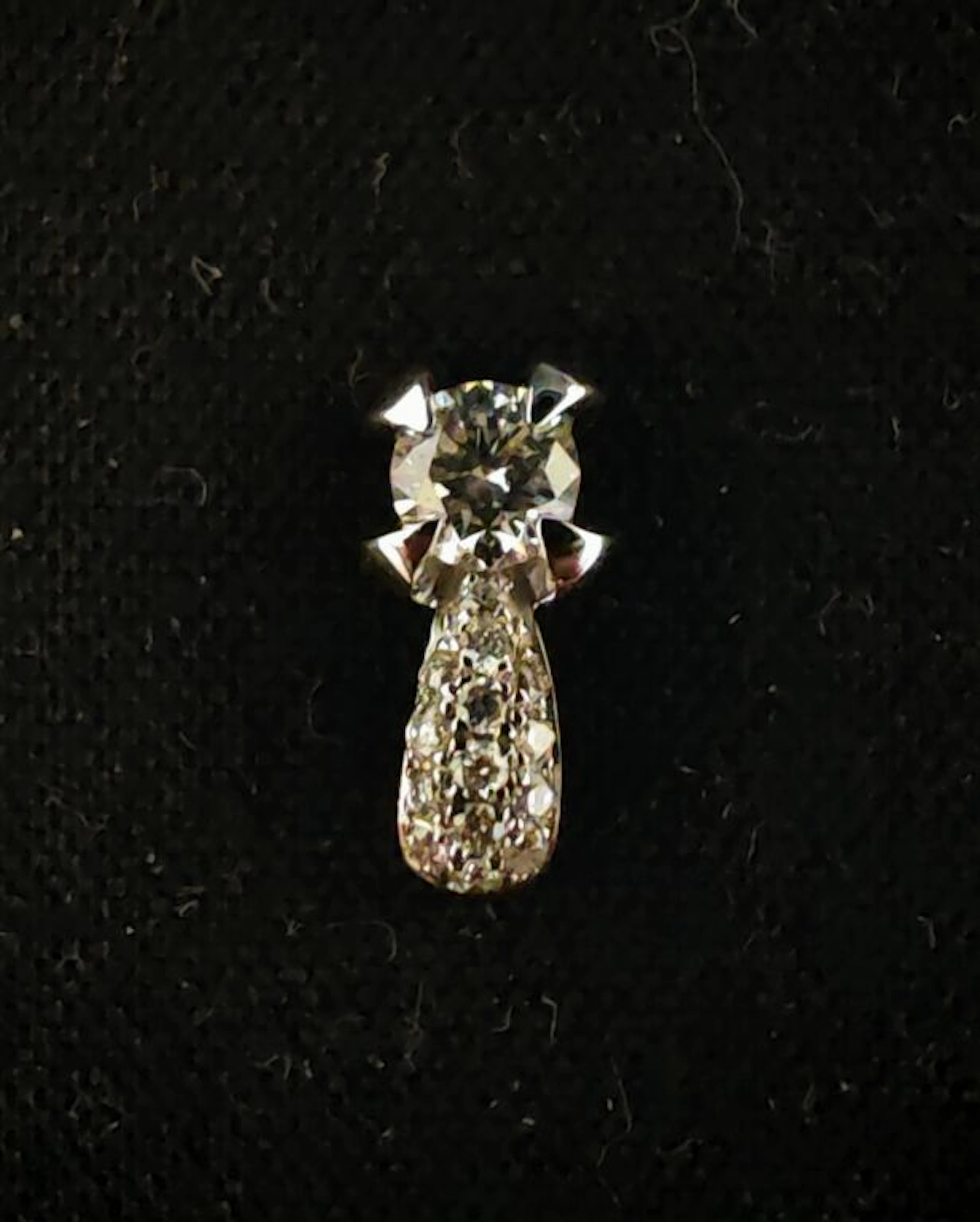 * Small 750‰ white gold pendant set with a brilliant-cut diamond weighing