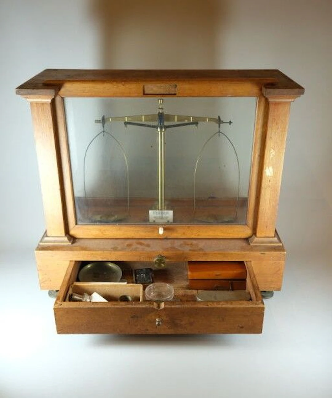 BREWER Frères, Paris. Precision pharmacy scale made of brass, housed