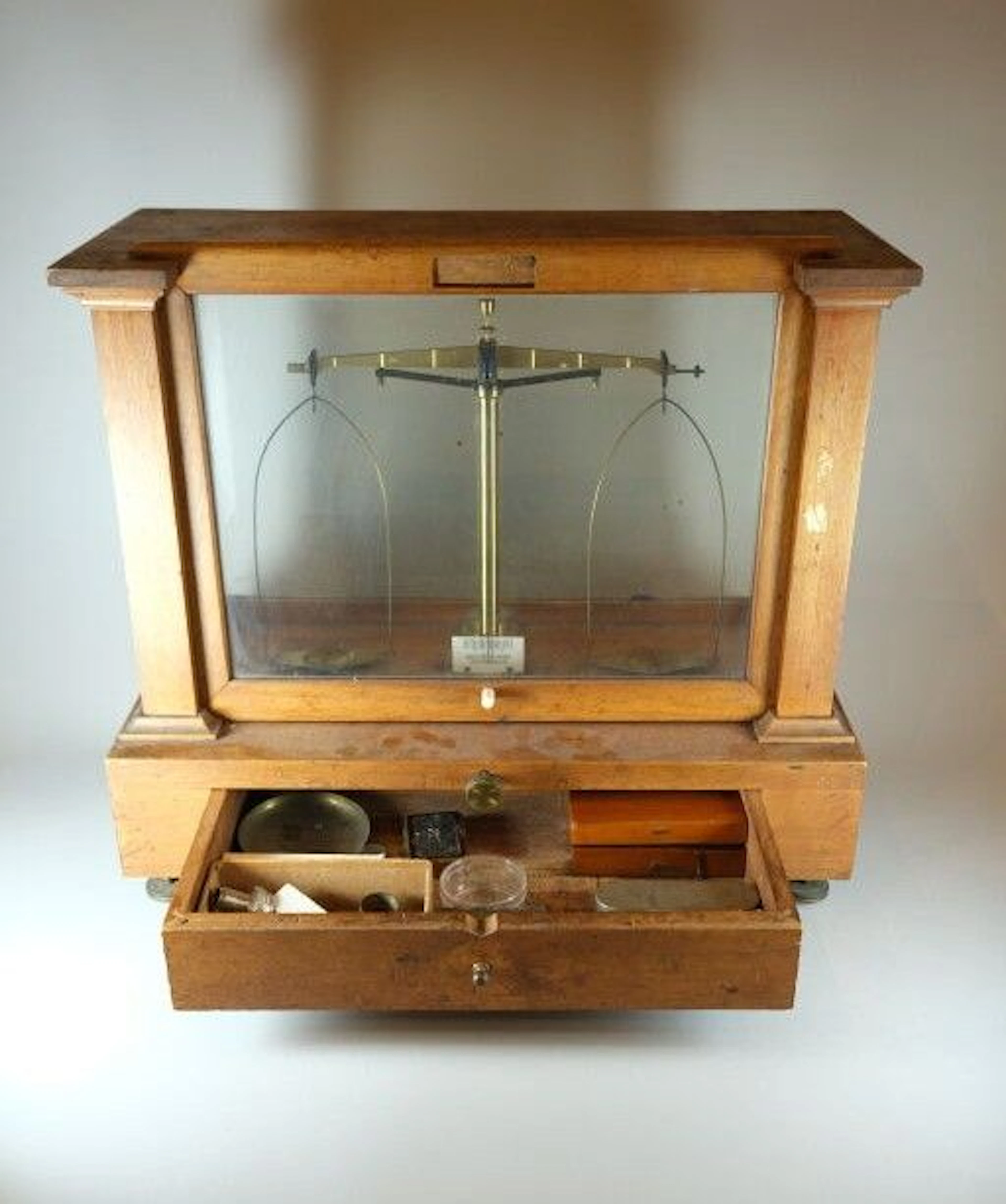 BREWER Frères, Paris. Precision pharmacy scale made of brass, housed