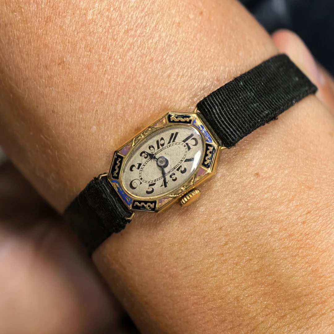 Vintage Art Deco ladies' watch in 750‰ yellow gold, with a bezel enamelled