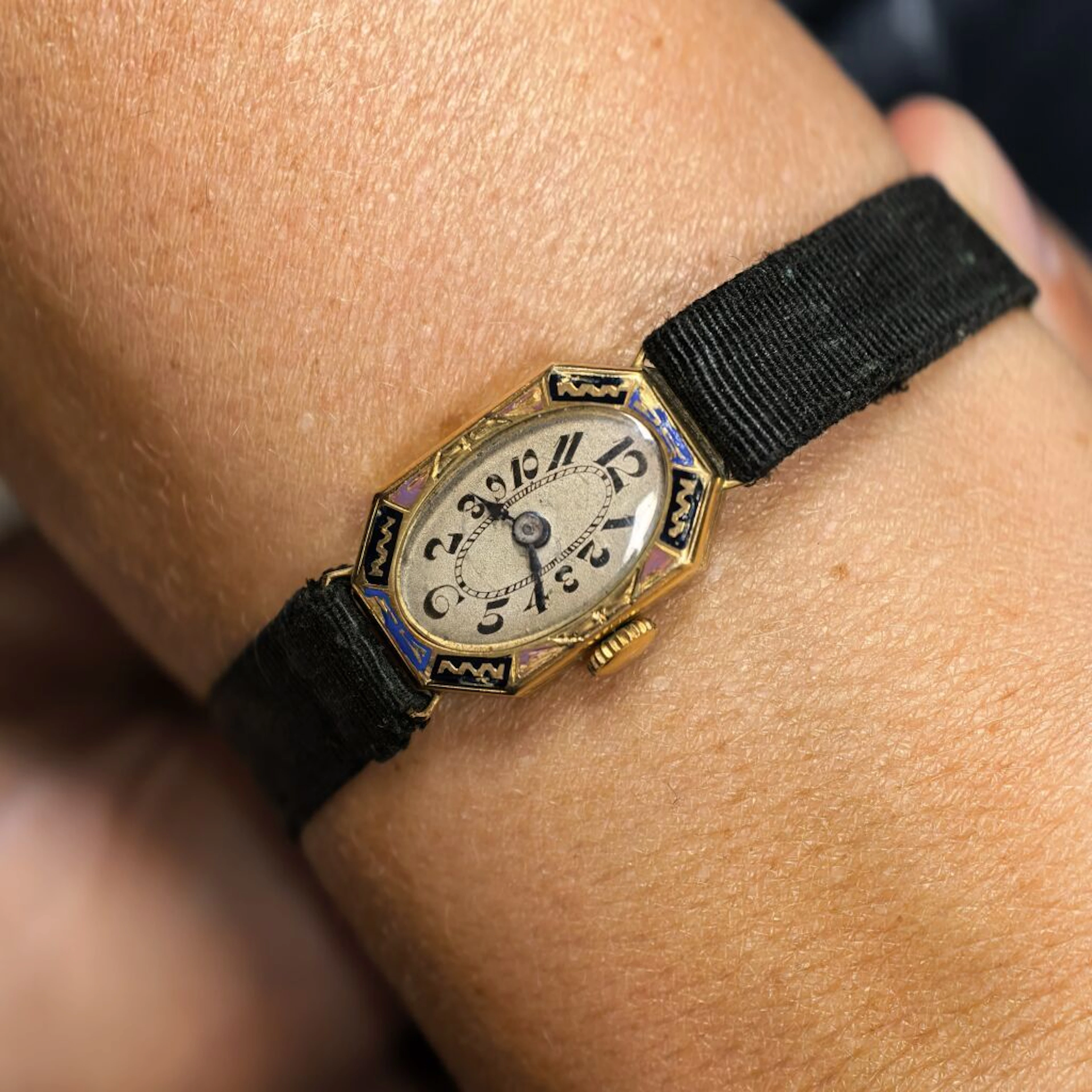 Vintage Art Deco ladies' watch in 750‰ yellow gold, with a bezel enamelled